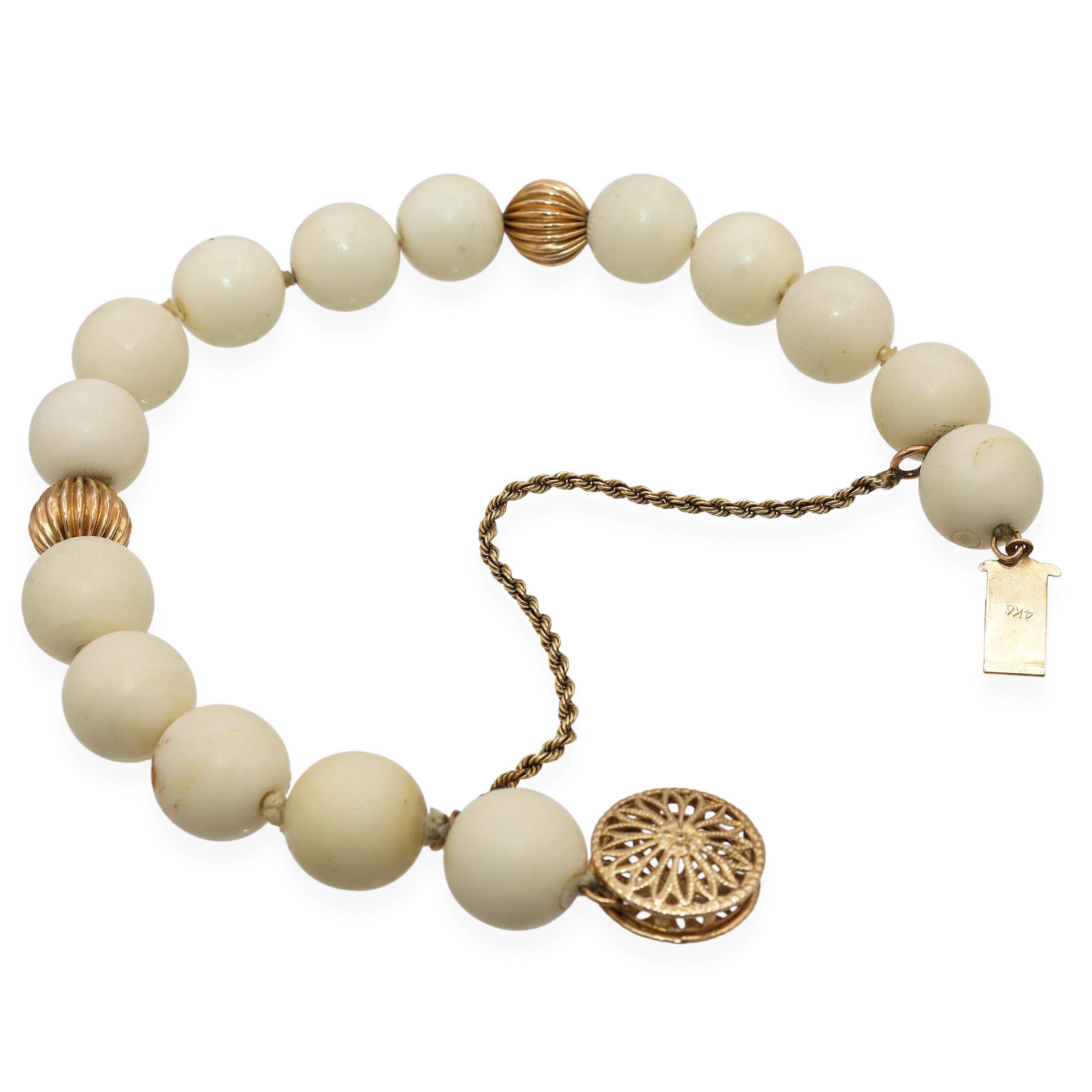 Bracciale e orecchini in perline in oro giallo 14K e corallo bianco d'epoca In condizioni buone in vendita a New York, NY