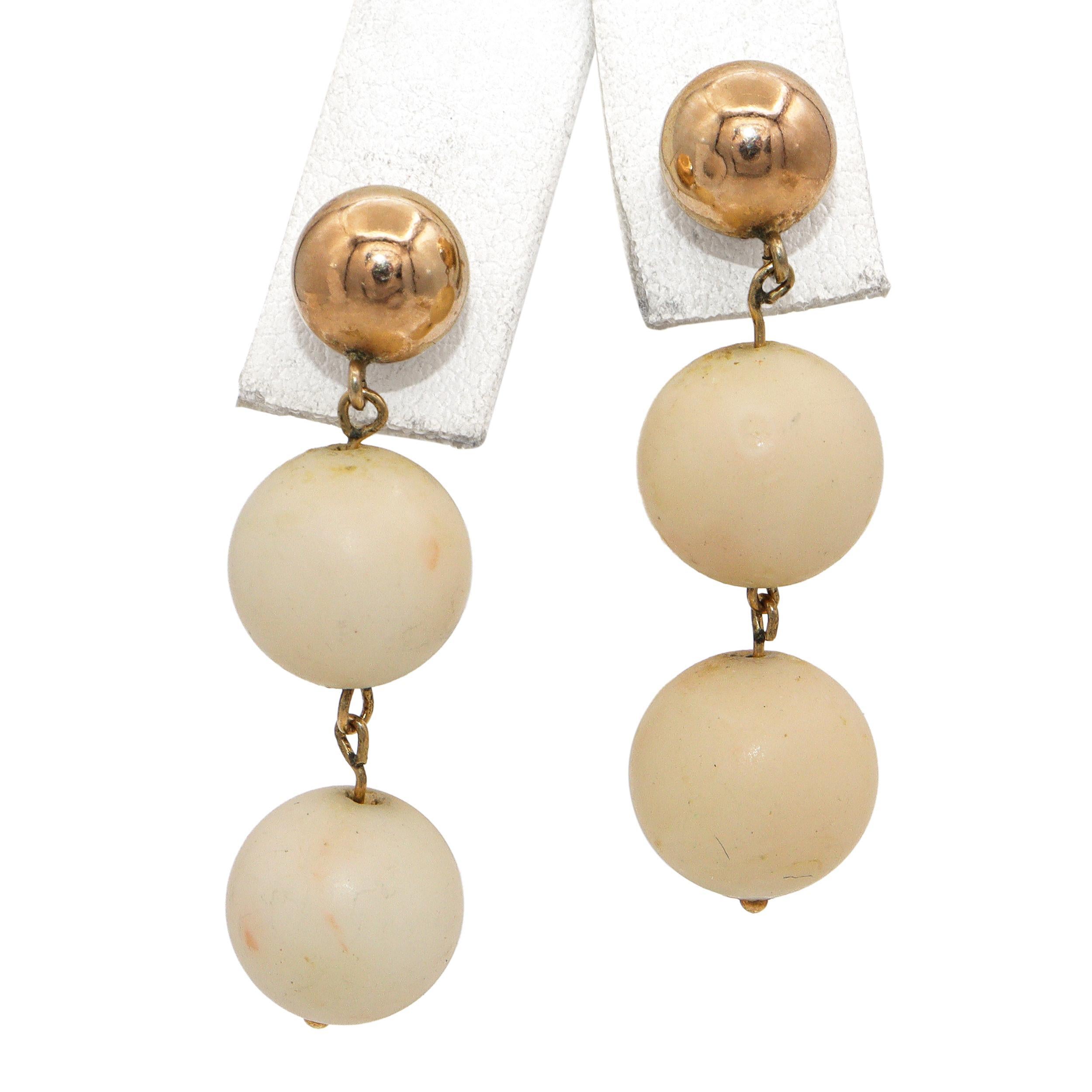 Donna Bracciale e orecchini in perline in oro giallo 14K e corallo bianco d'epoca in vendita