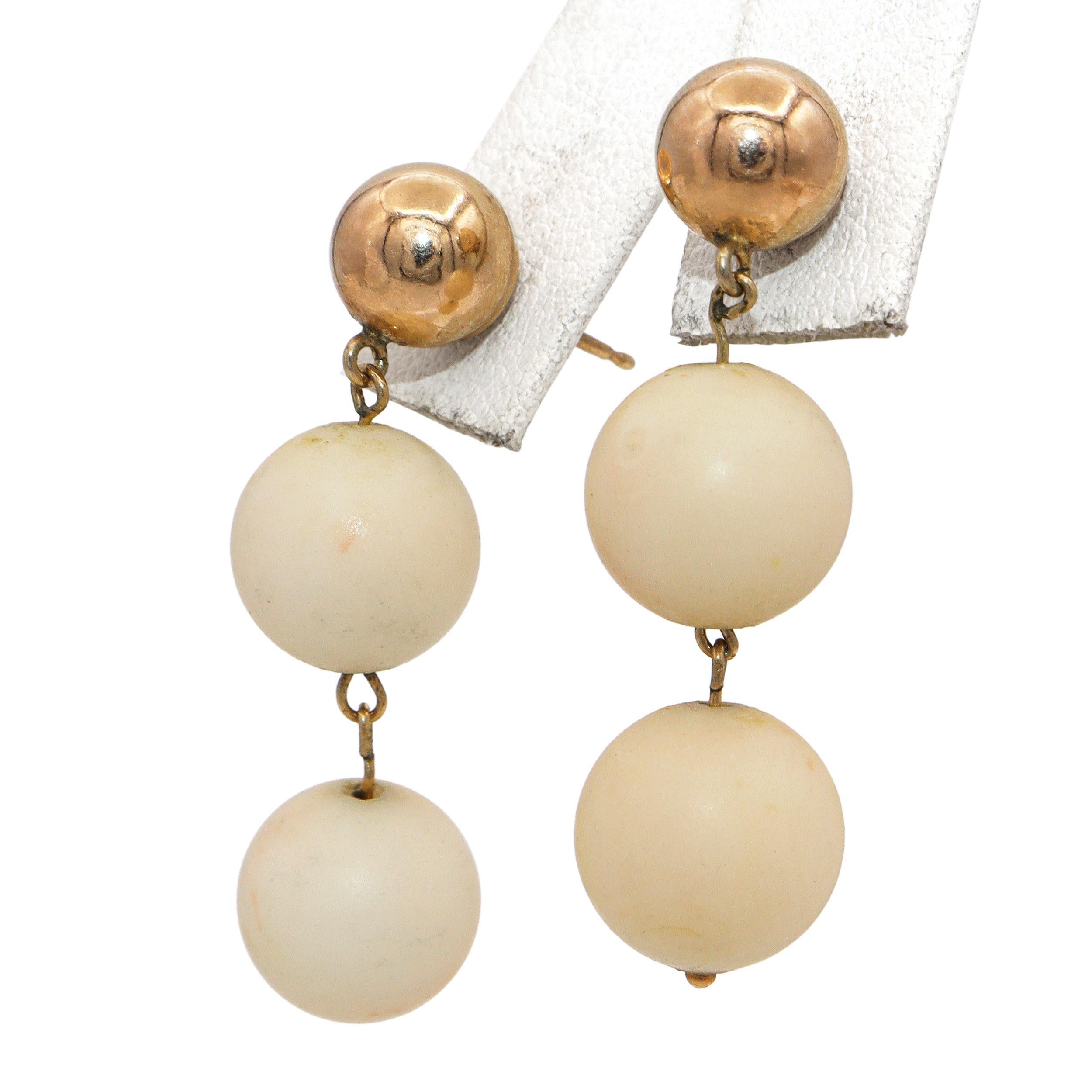 Bracciale e orecchini in perline in oro giallo 14K e corallo bianco d'epoca in vendita 1