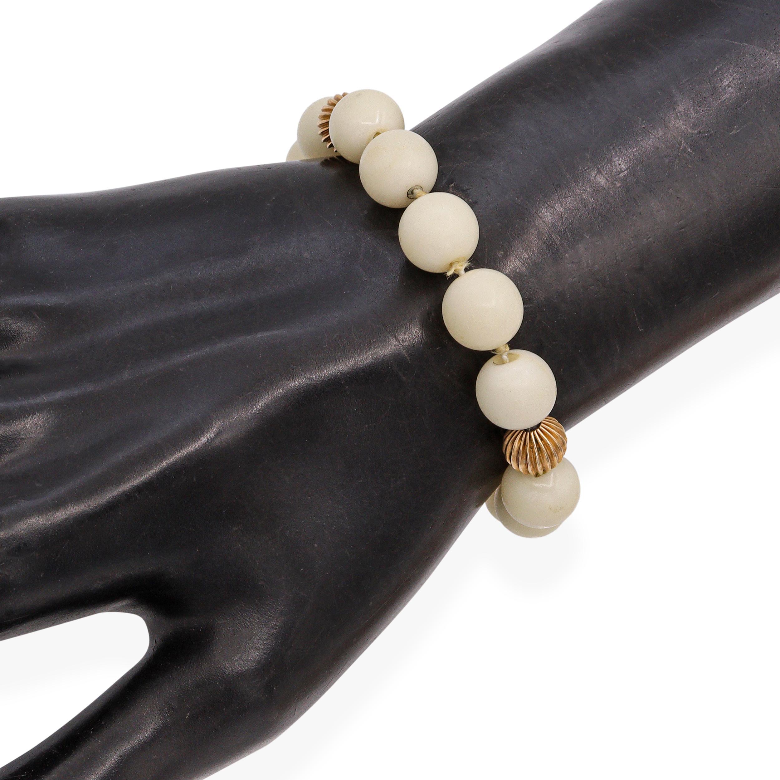 Bracciale e orecchini in perline in oro giallo 14K e corallo bianco d'epoca in vendita 2