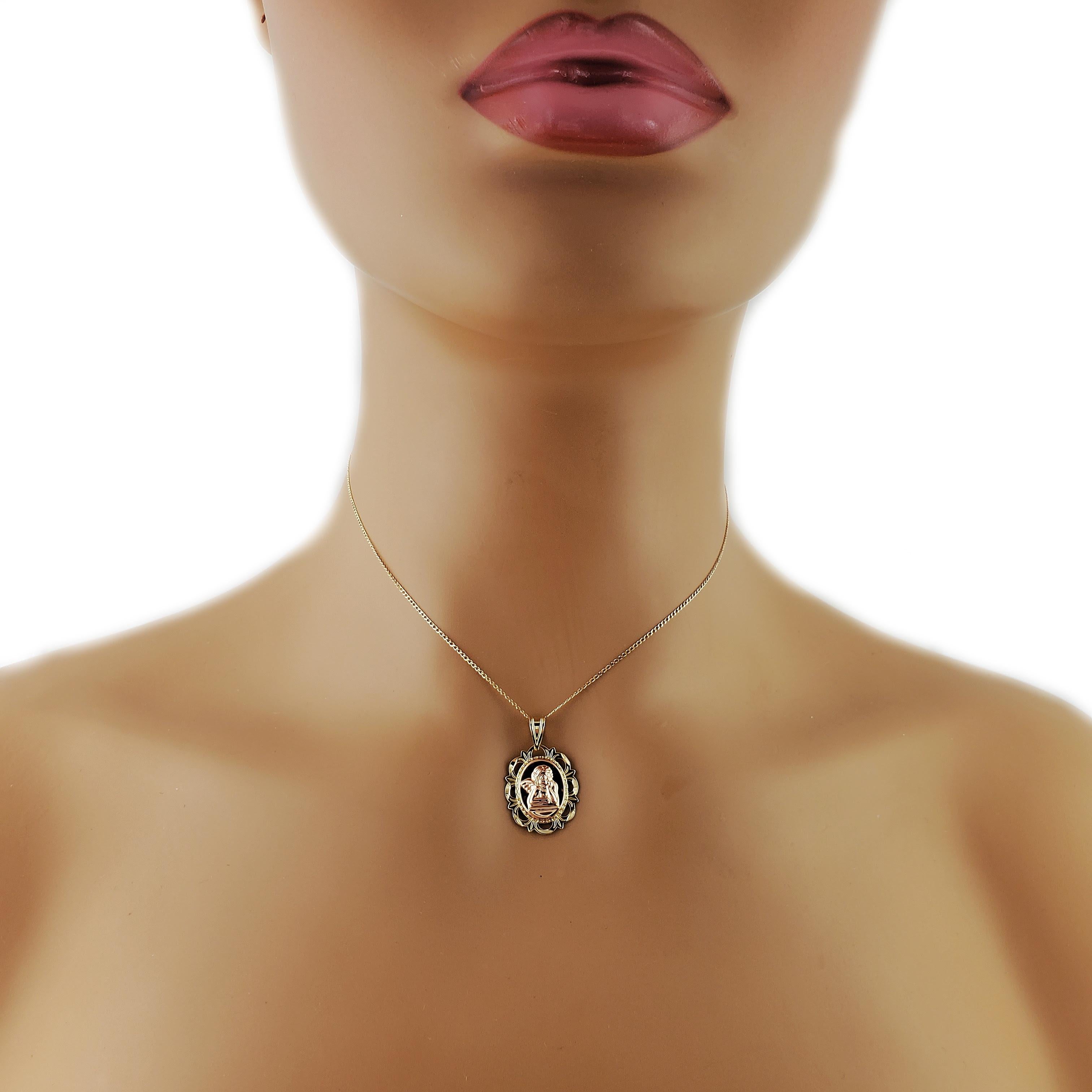 Vintage 14 Karat Gelbgold Engel Charme

Dieses bezaubernde Stück zeigt einen in Gedanken versunkenen Engel, der sorgfältig in 14-karätigem Gold gearbeitet ist. 

*Kette nicht enthalten

Größe: 20 mm x 16 mm (tatsächlicher Charme)

Gewicht: 0,9 dwt /