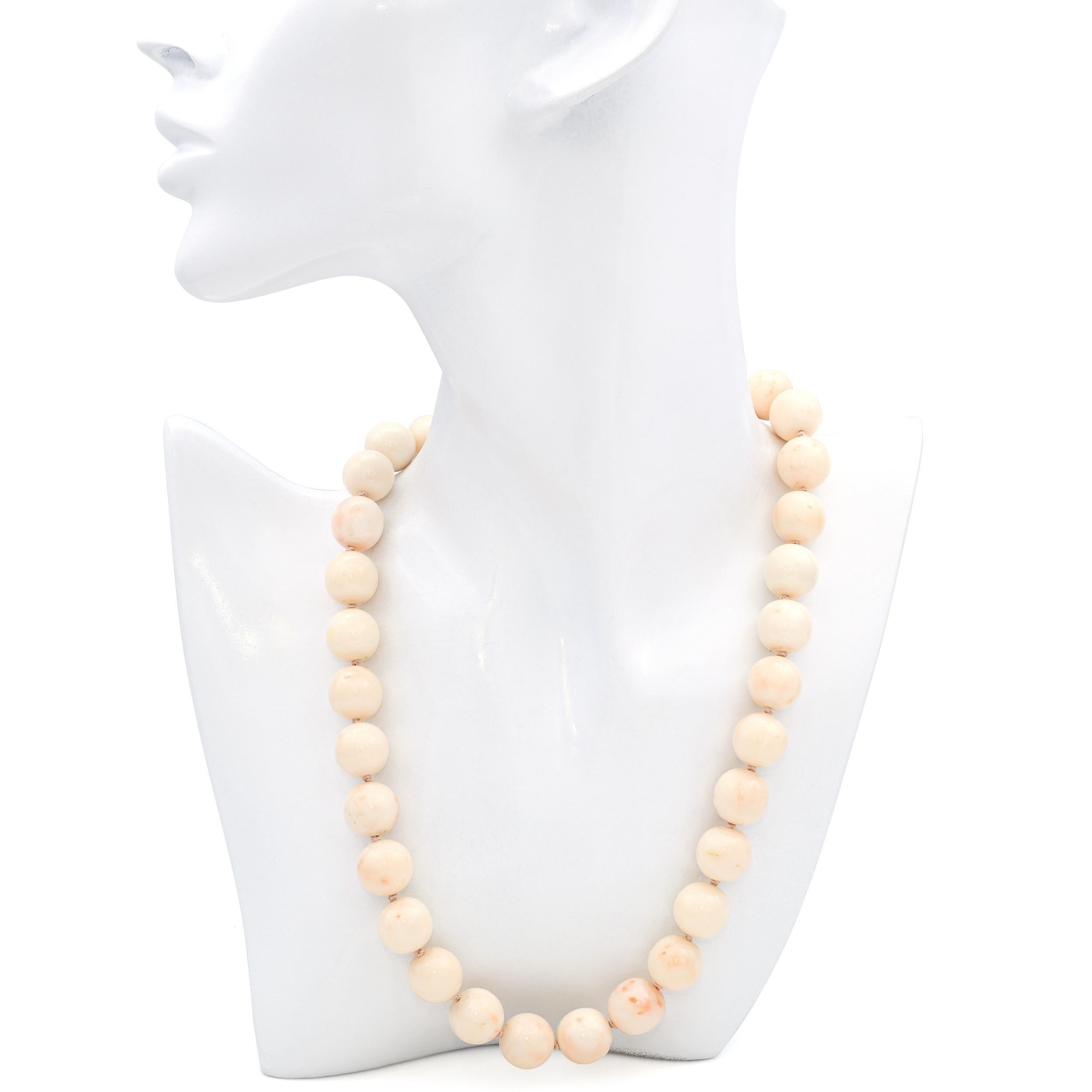 Vintage 14k Gelbgold Engel Haut Korallen Perlen Halskette im Zustand „Gut“ im Angebot in New York, NY