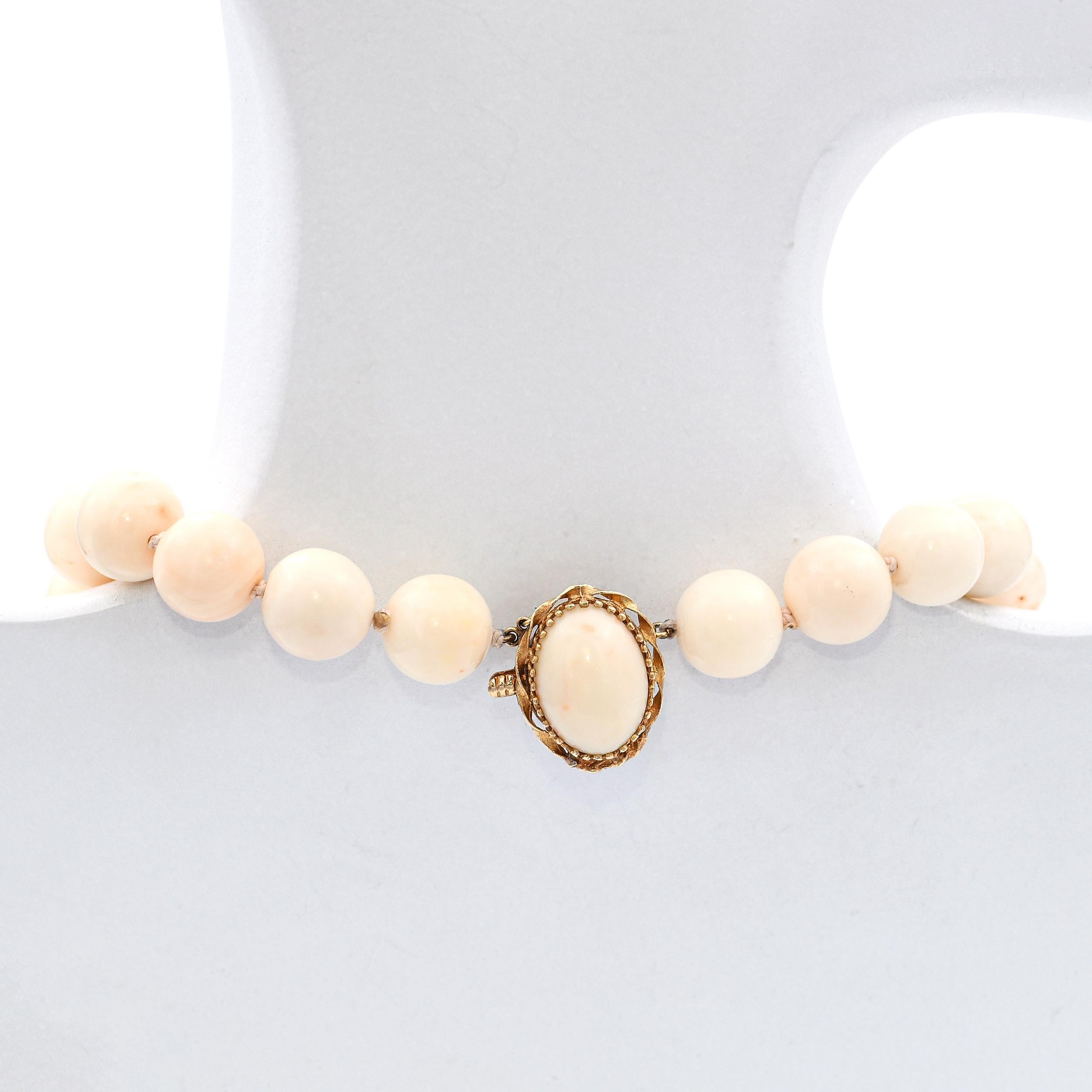 Vintage 14k Gelbgold Engel Haut Korallen Perlen Halskette im Angebot 1