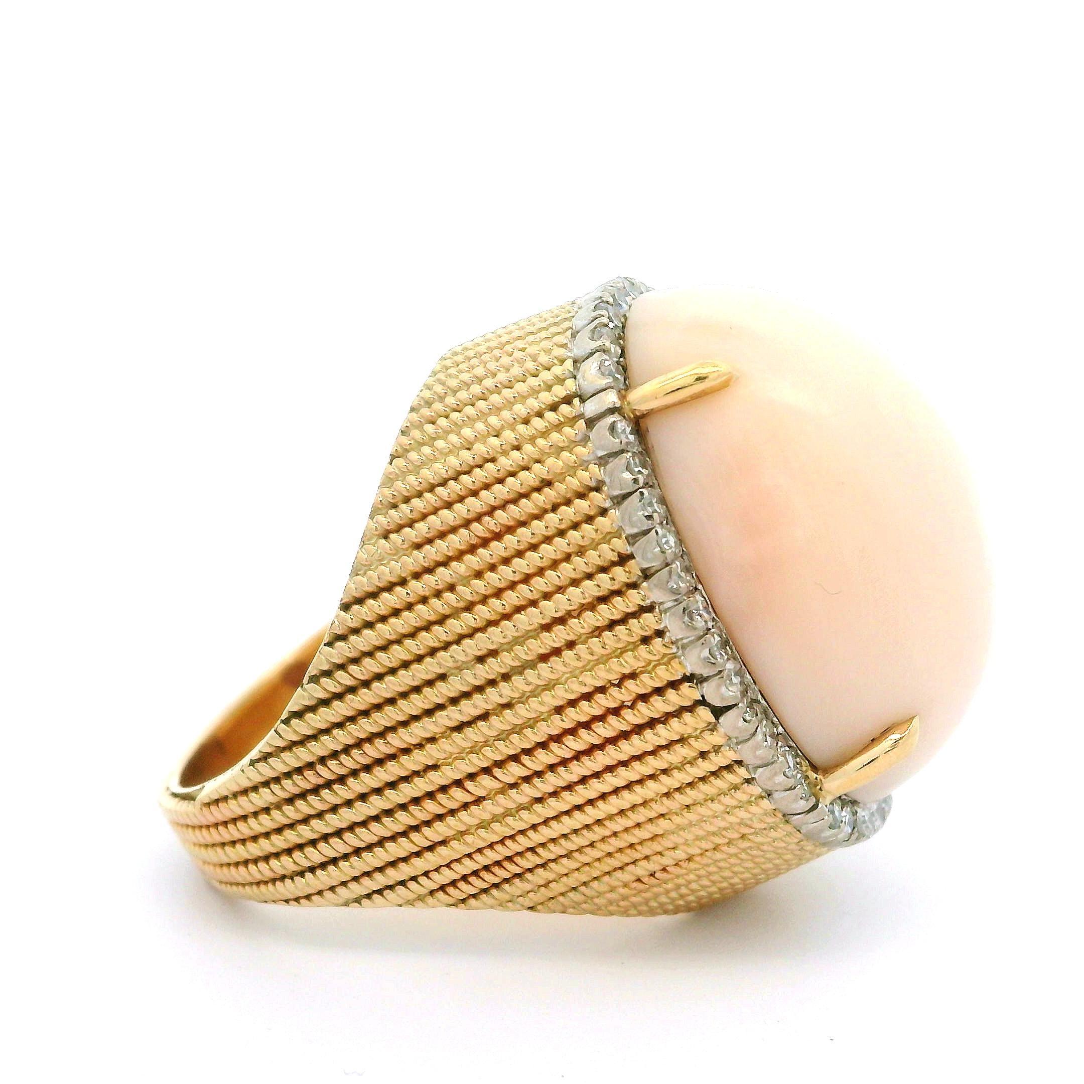 Vintage 14k Gelbgold Angel Skin Koralle Diamant Halo Großer handgefertigter Ring (Cabochon) im Angebot