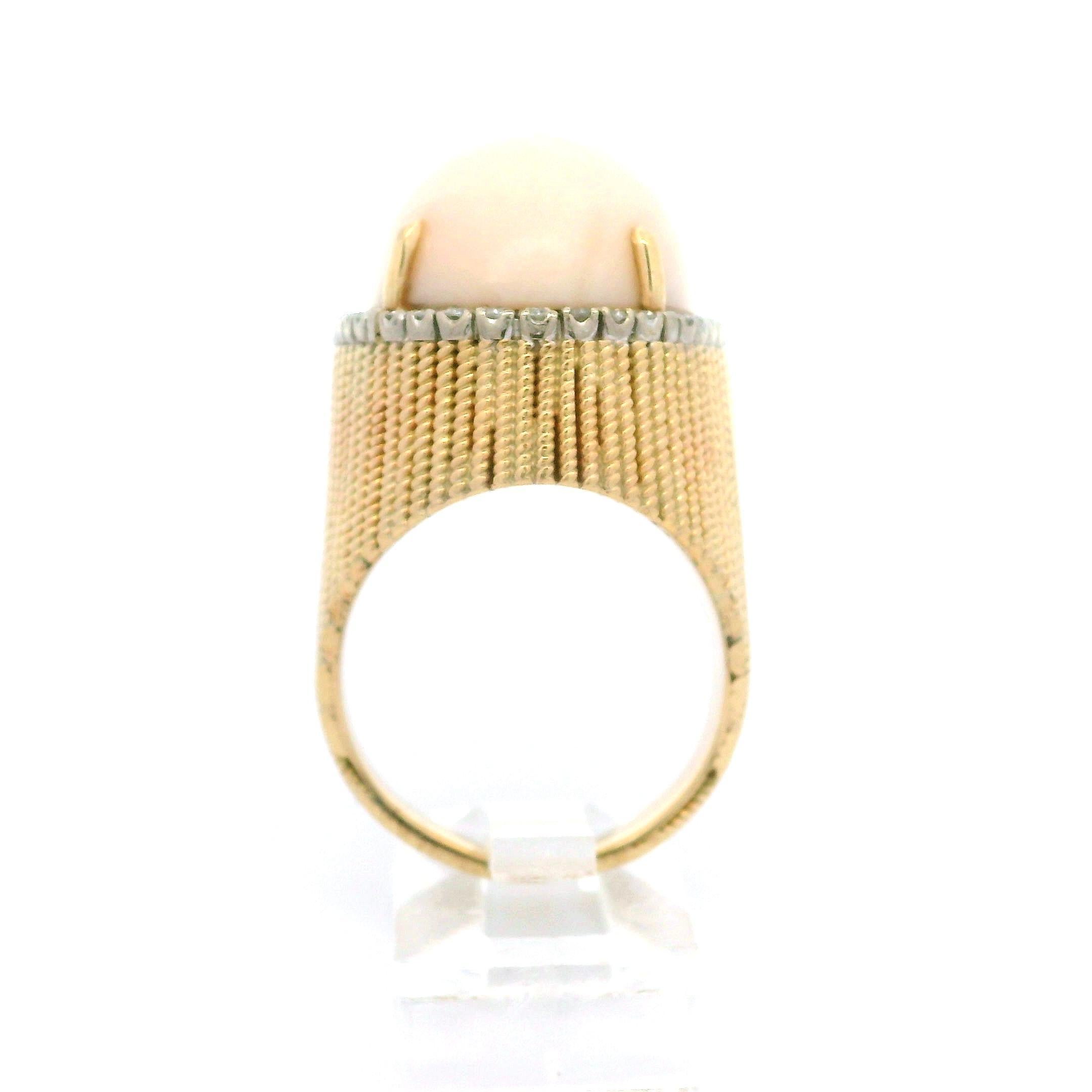 Vintage 14k Gelbgold Angel Skin Koralle Diamant Halo Großer handgefertigter Ring Damen im Angebot
