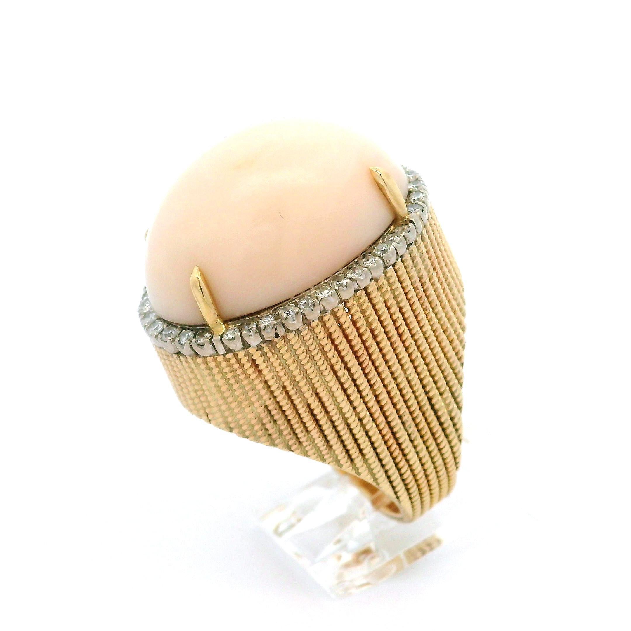 Vintage 14k Gelbgold Angel Skin Koralle Diamant Halo Großer handgefertigter Ring im Angebot 1