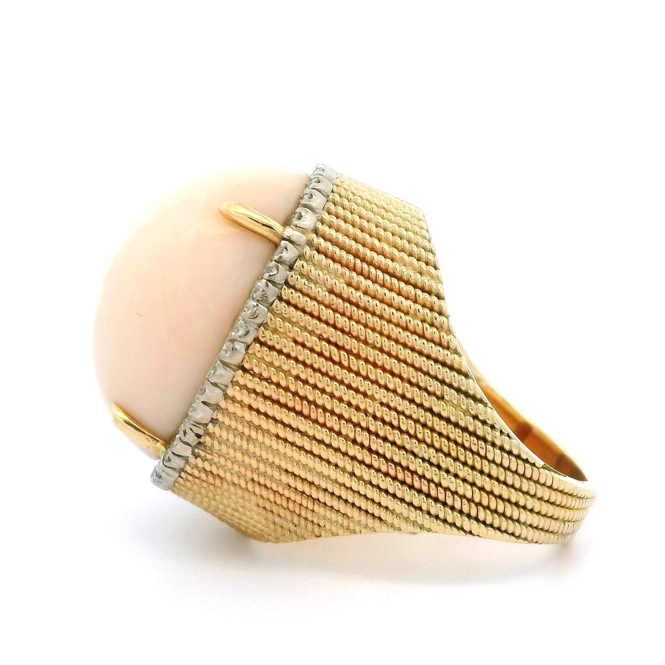 Vintage 14k Gelbgold Angel Skin Koralle Diamant Halo Großer handgefertigter Ring im Angebot 2
