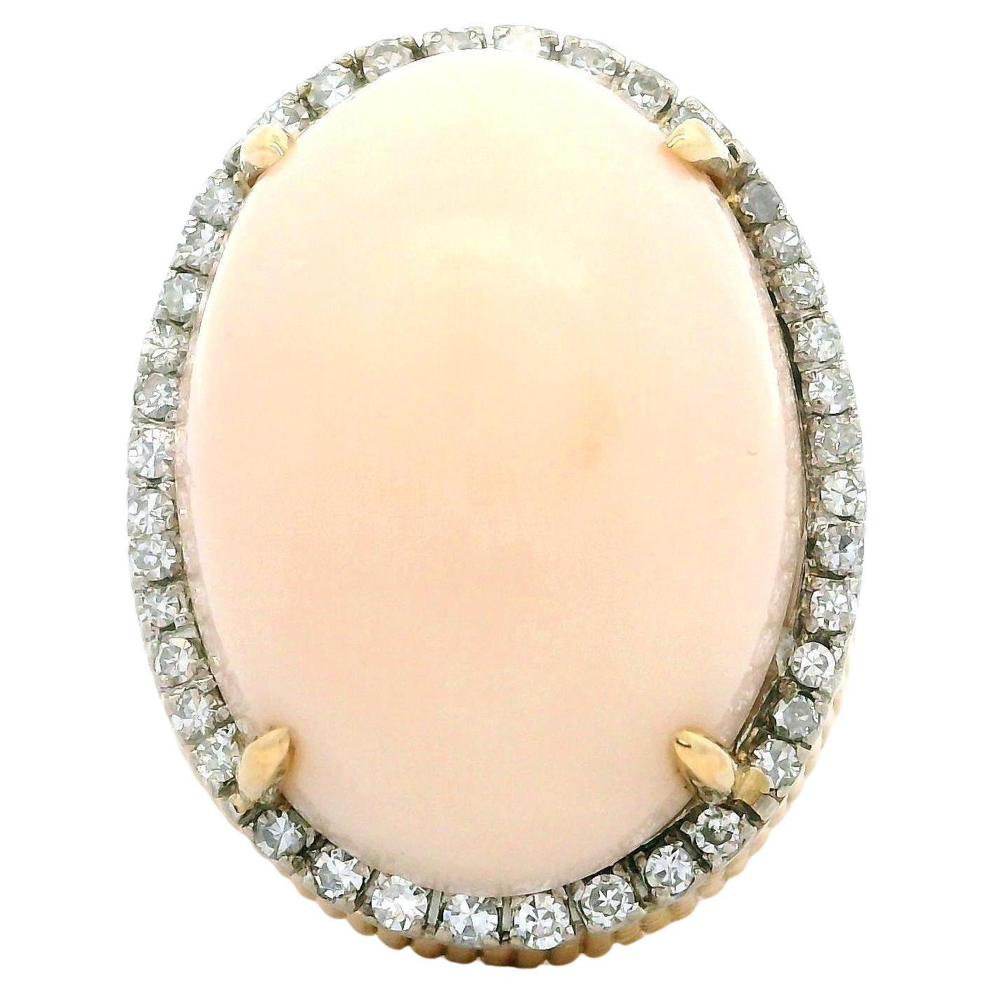 Anello d'epoca in oro giallo 14k con corallo e diamante a forma di pelle d'angelo, fatto a mano.