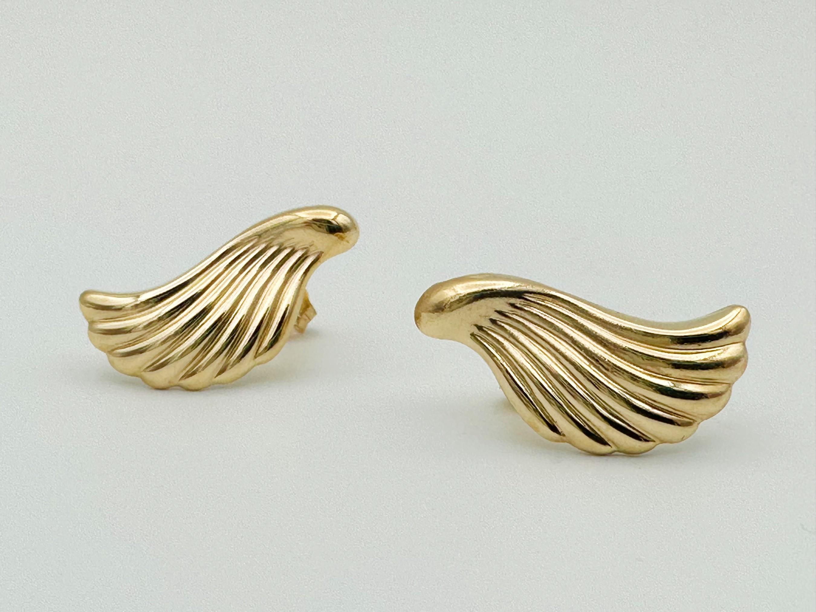 Adorn yourself with a hint of heavenly luxury with these vintage 14K yellow gold angel wing earrings. Crafted from 14K yellow gold, these earrings will bring a touch of glamour to your everyday looks. 

Earrings measure 0.87