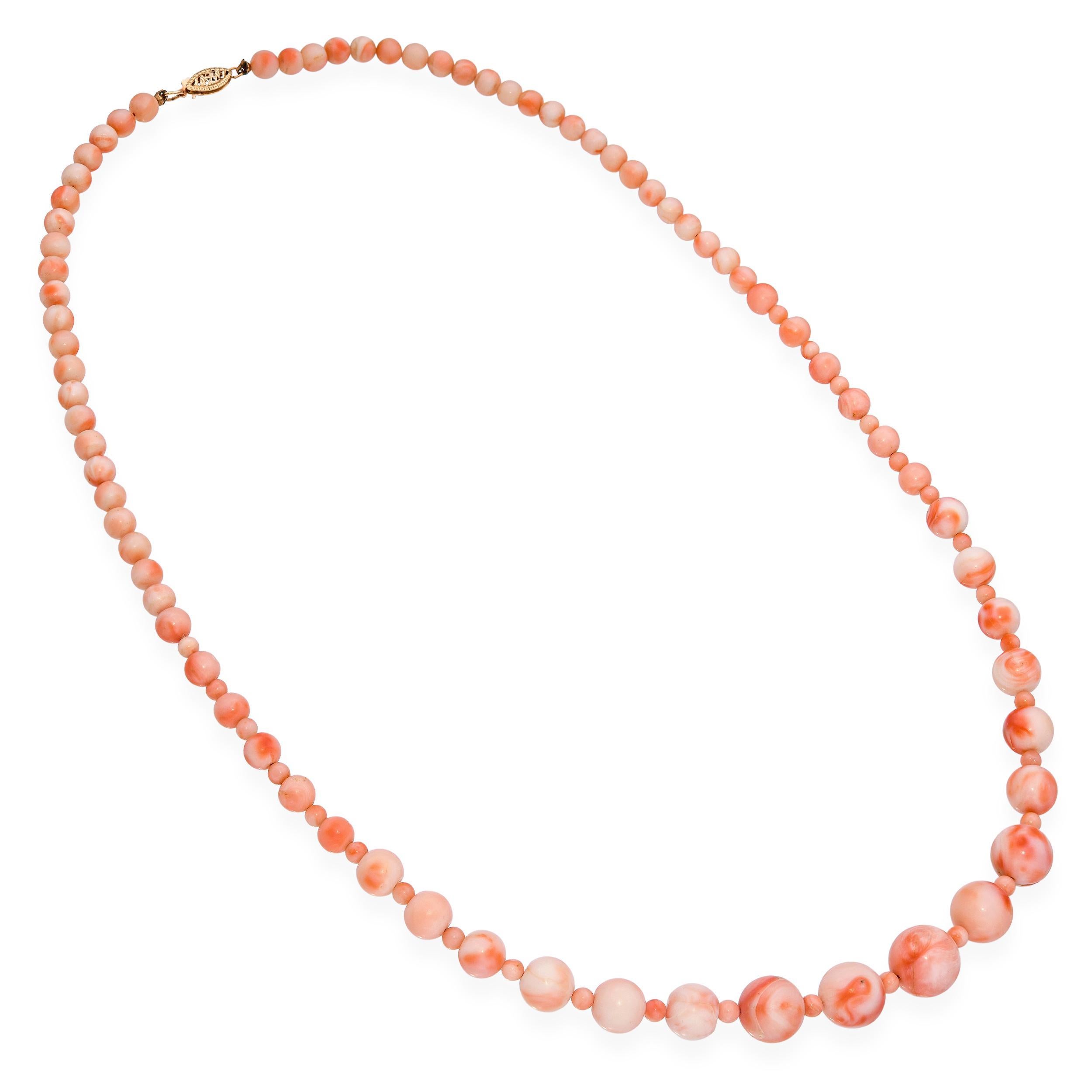 Questa collana vintage è caratterizzata da perle di corallo naturale di pelle d'angelo, con una tonalità che va dal rosa tenue al rosa crema, molto apprezzata per la sua delicata bellezza. Le perline sono di dimensioni graduali e creano un flusso