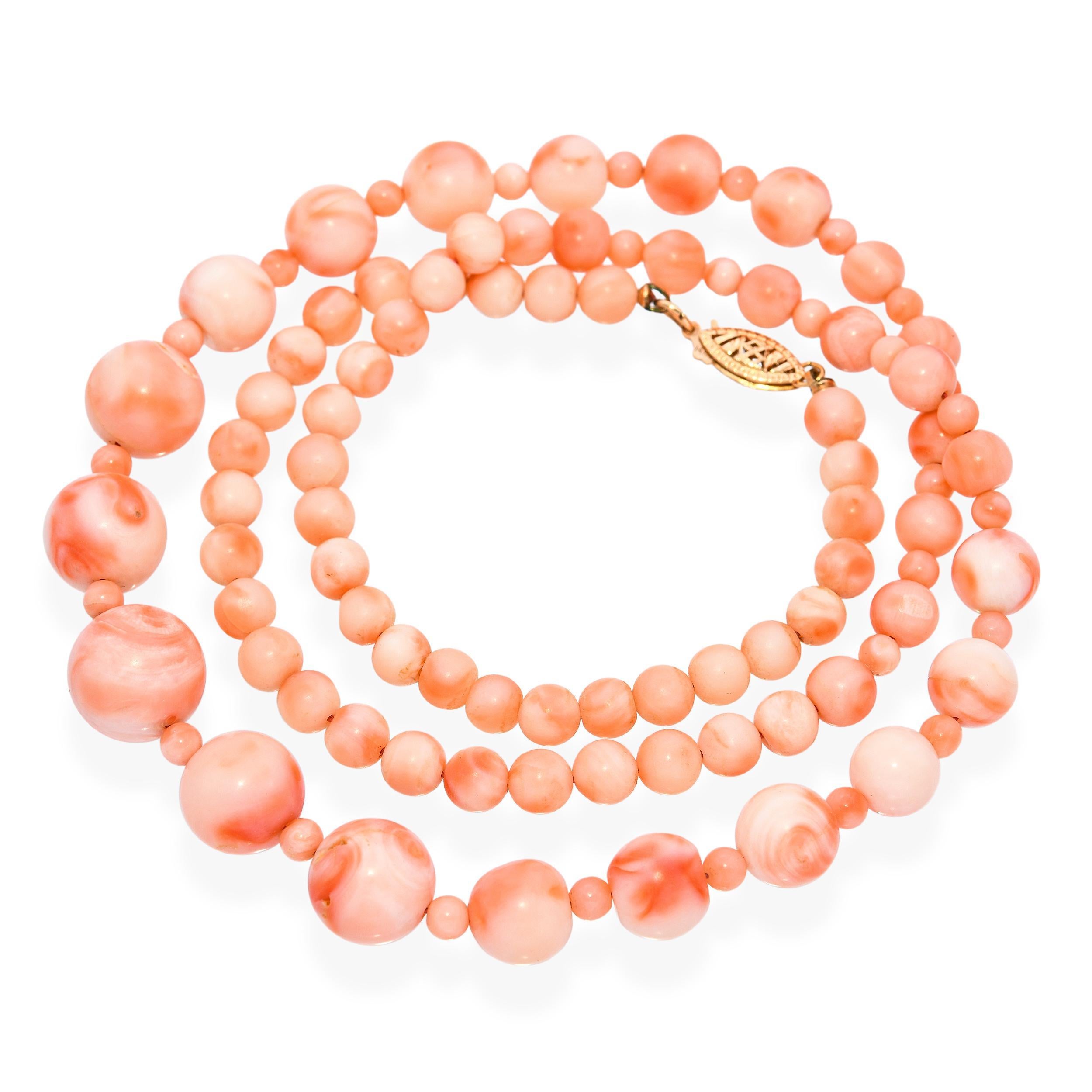 Collana di perle graduate in corallo angelo d'epoca in oro giallo 14k In condizioni buone in vendita a New York, NY