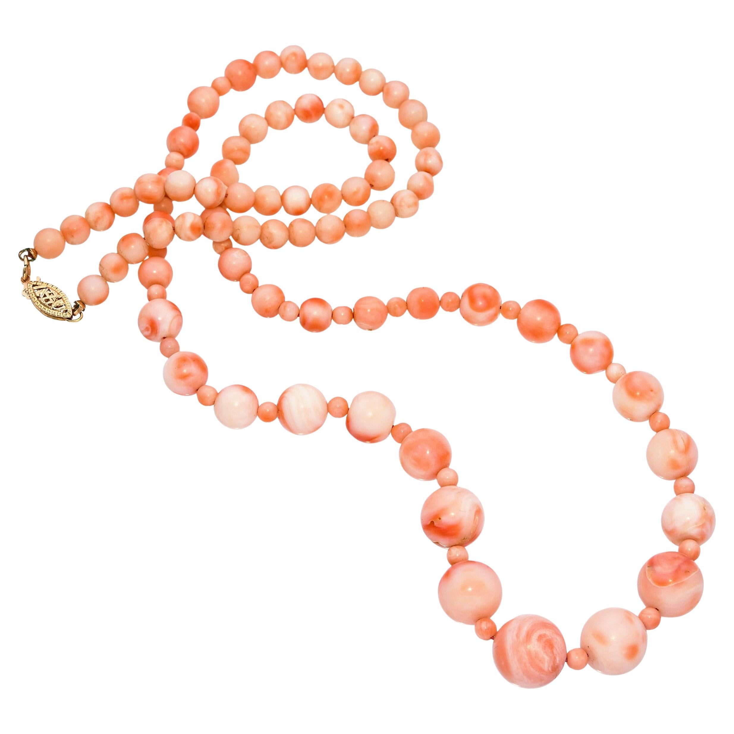 Collana di perle graduate in corallo angelo d'epoca in oro giallo 14k
