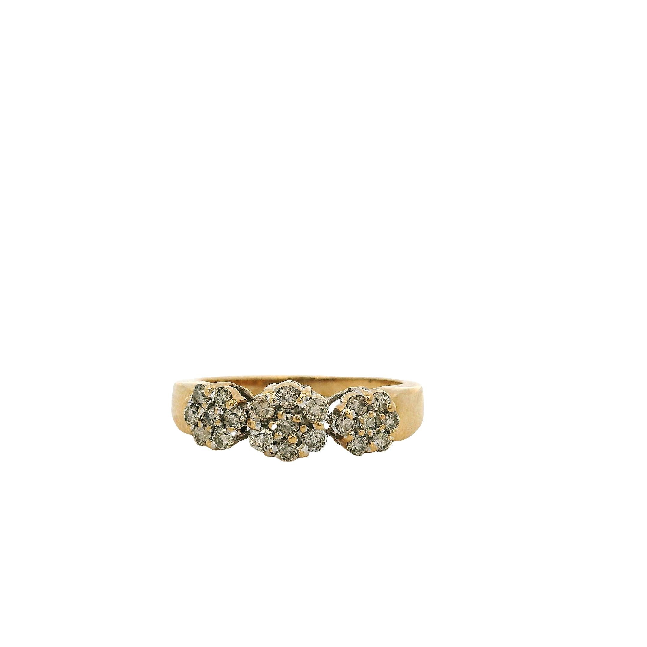 Anello d'epoca in oro giallo 14k con diamante rotondo naturale da 0,32 carati e tre fiori

Questo splendido anello con fiore di diamante da 0,32 carati è in ottime condizioni ed è pronto per essere spedito!

Design: Anello con 3 fiori
Materiale: oro