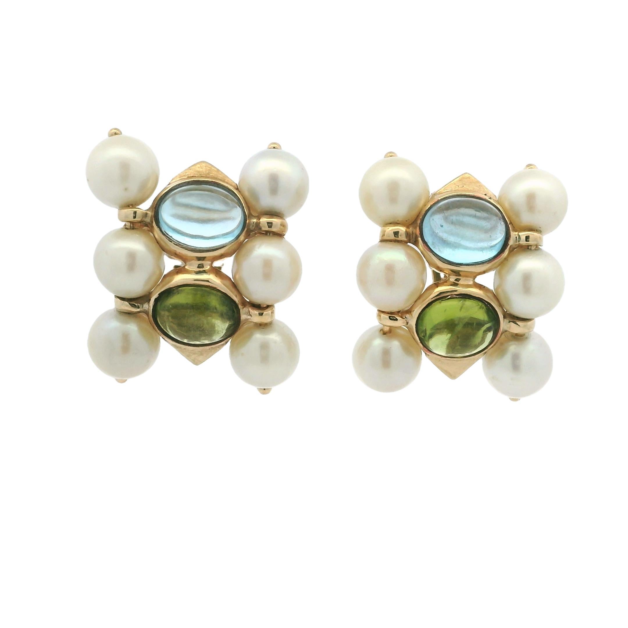 Ein lebhaftes Paar Vintage-Ohrringe aus 14-karätigem Gelbgold mit leuchtenden Edelsteinen im Cabochon-Schliff (Aquamarin und Peridot) von insgesamt etwa 5 Karat.
Jeder Ohrring ist mit einem Raster aus zwölf cremefarbenen Süßwasserperlen umrahmt,