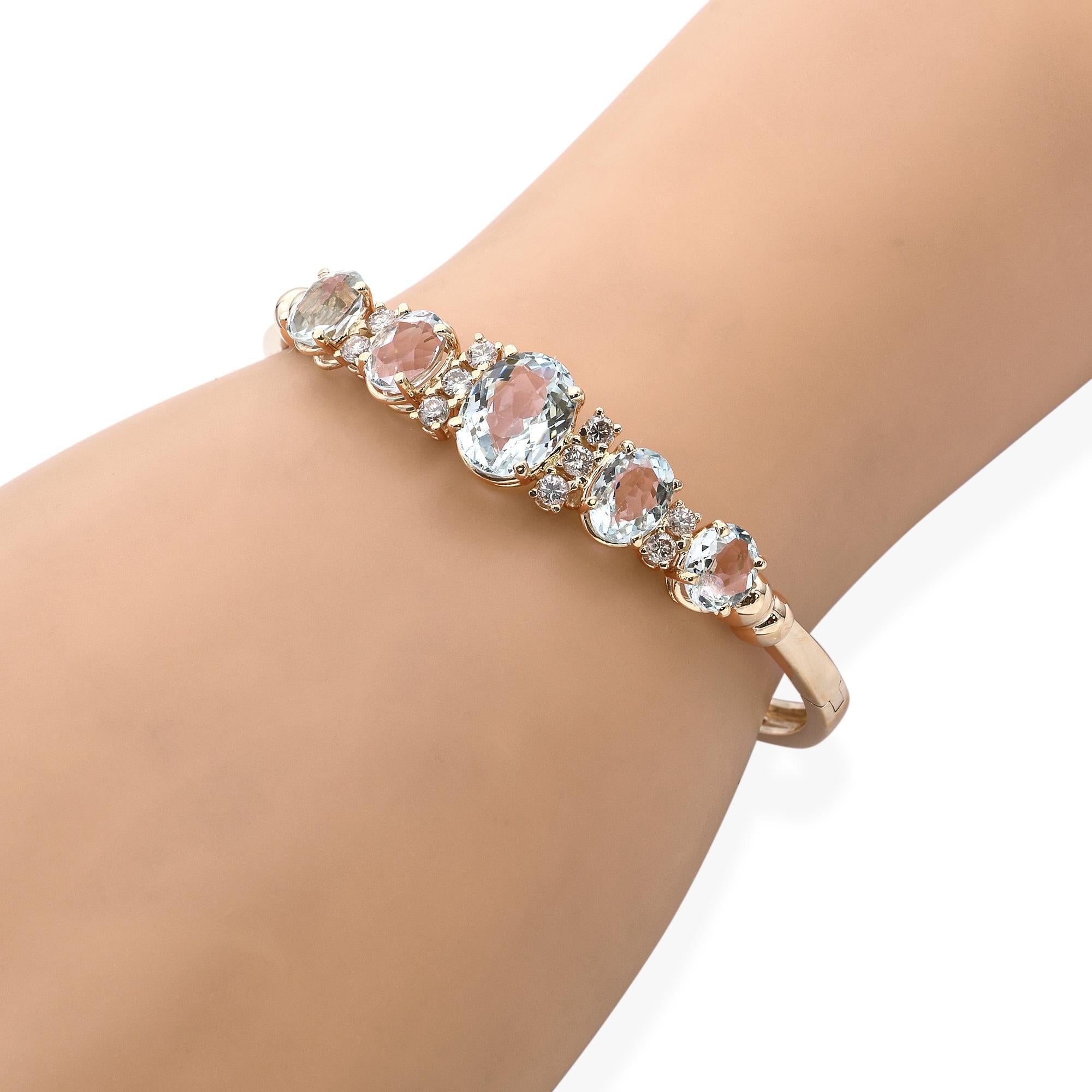 Taglio ovale Bracciale a cerniera d'epoca in oro giallo 14k con acquamarina e diamanti in vendita