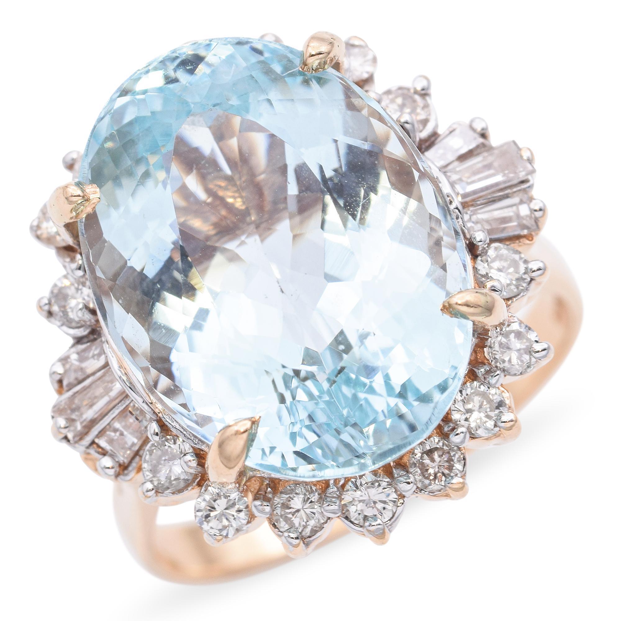 Cette bague en or jaune 14 carats présente une aigue-marine sereine au centre, accentuée par des diamants étincelants pour un look à la fois doux et saisissant. Le bleu froid de l'aigue-marine contraste magnifiquement avec la chaleur de l'or et