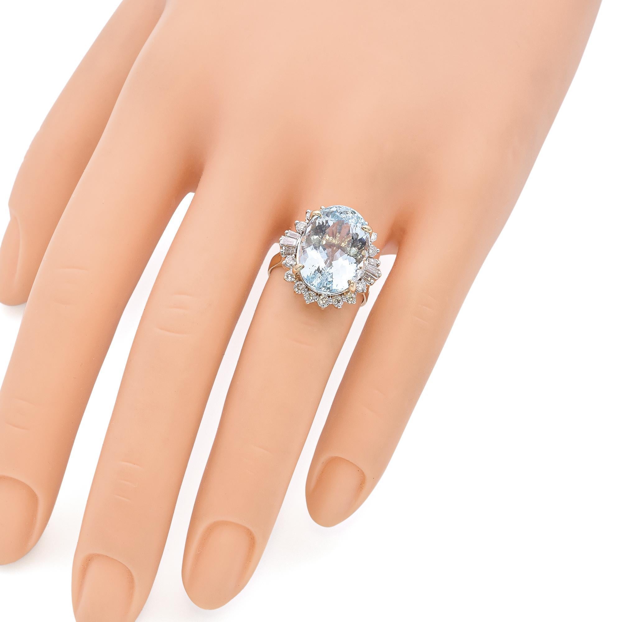 Taille ovale Bague fantaisie vintage en or jaune 14 carats avec aigue-marine et diamants en vente