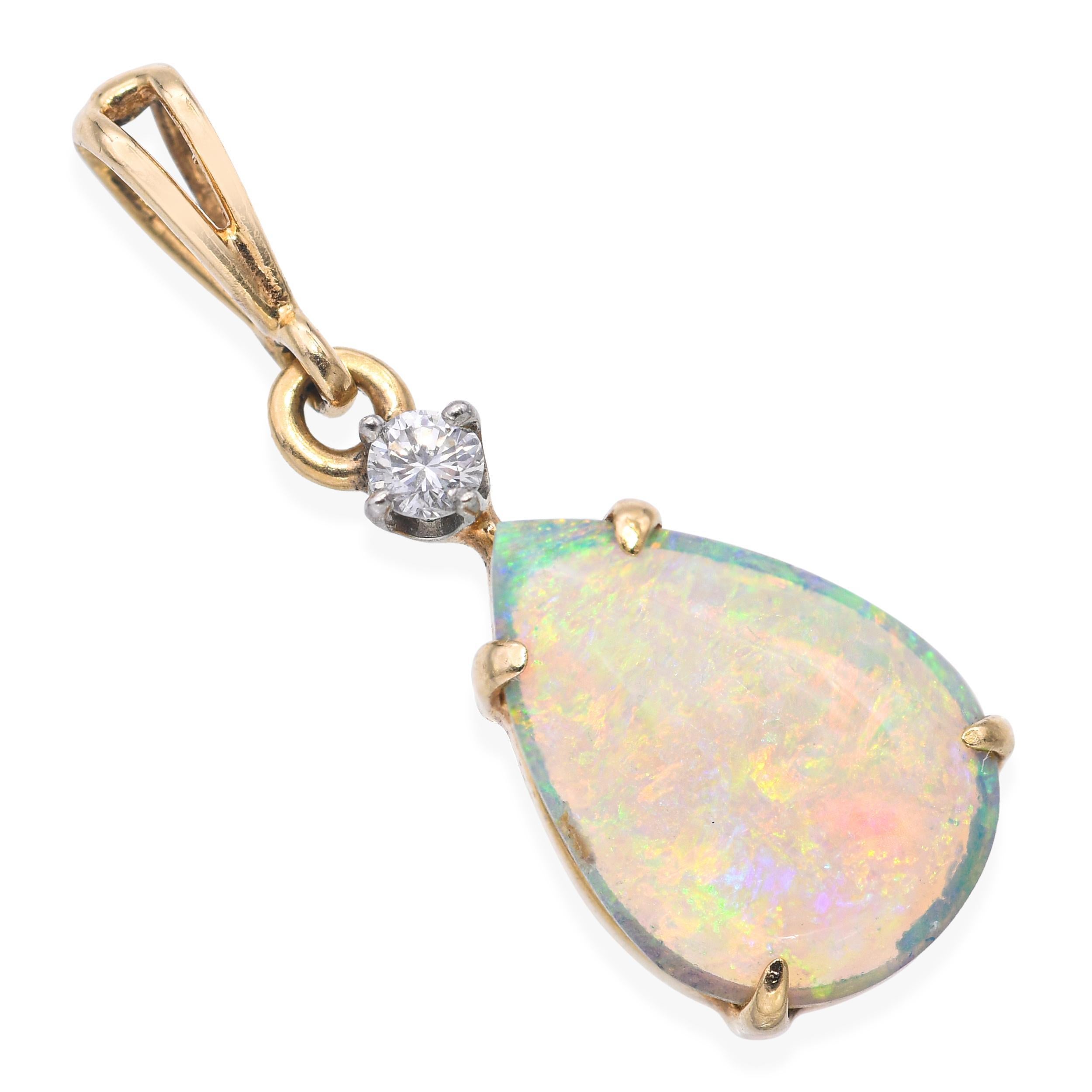 Questo ciondolo vintage mette in mostra un'opale australiana di cristallo da 1,5 carati incastonata in un ricco oro giallo 14 carati e impreziosita da un diamante scintillante per una maggiore eleganza. L'opale è di qualità eccezionale, con un raro