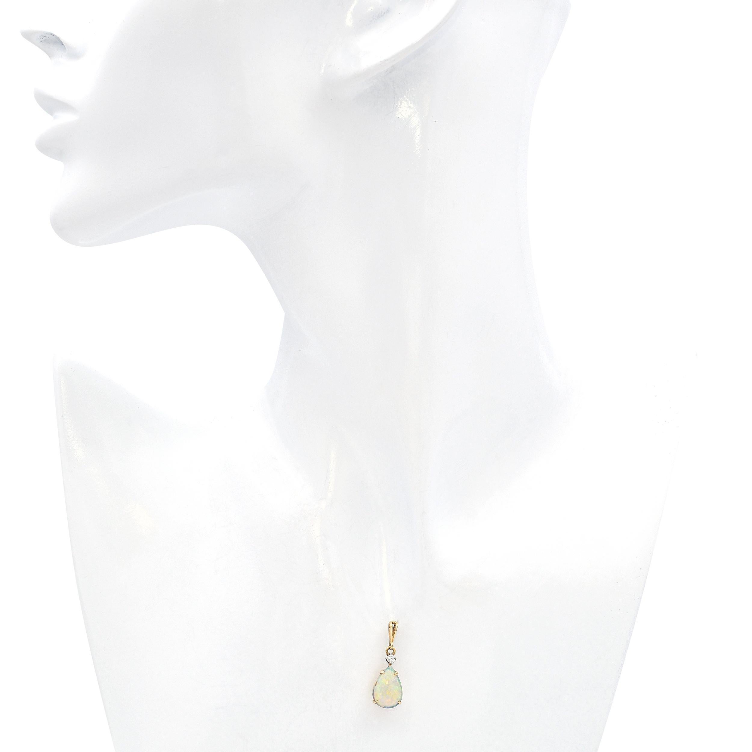 Taglio a goccia Ciondolo d'epoca in oro giallo 14k con cristallo australiano e accenti di diamante in vendita