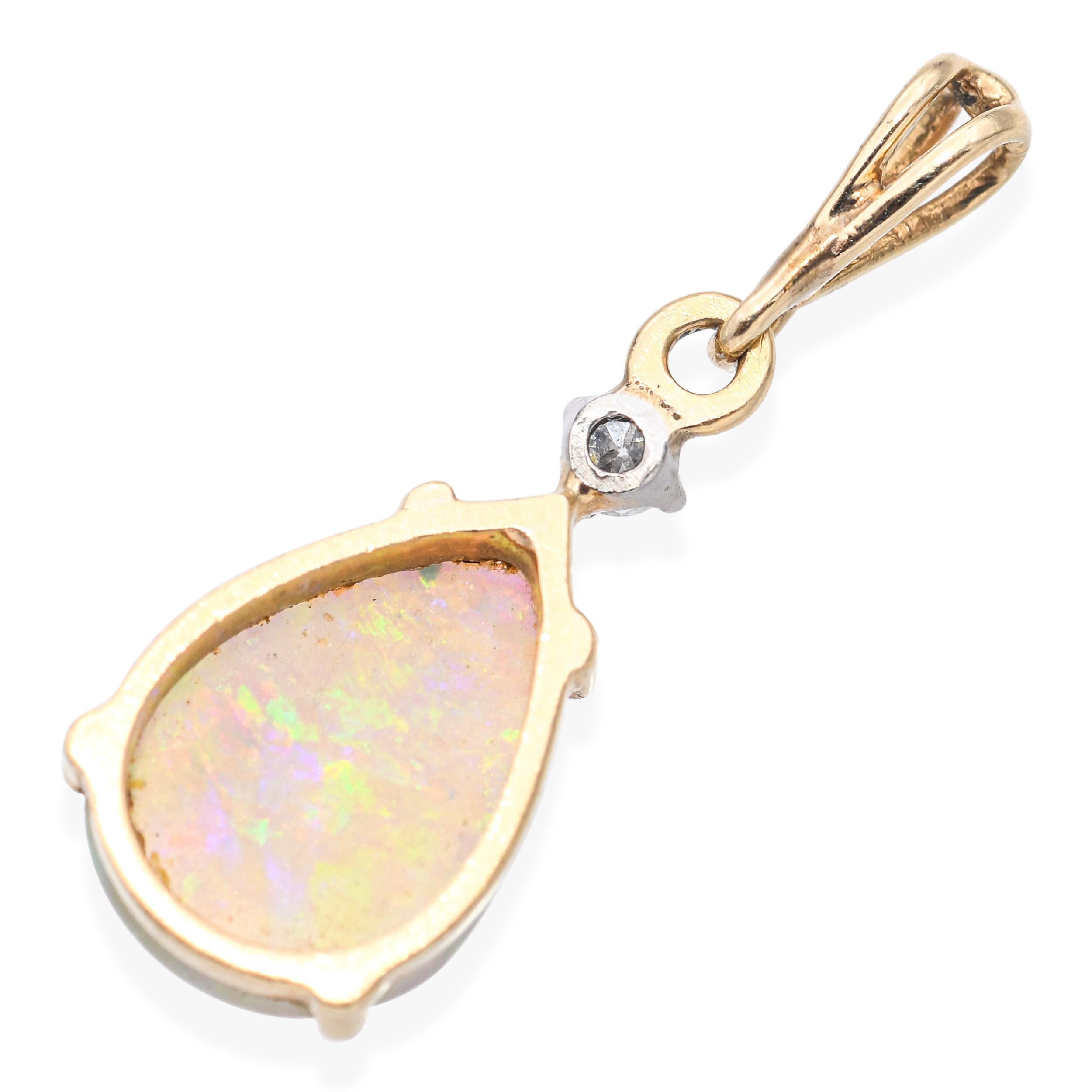 Donna Ciondolo d'epoca in oro giallo 14k con cristallo australiano e accenti di diamante in vendita