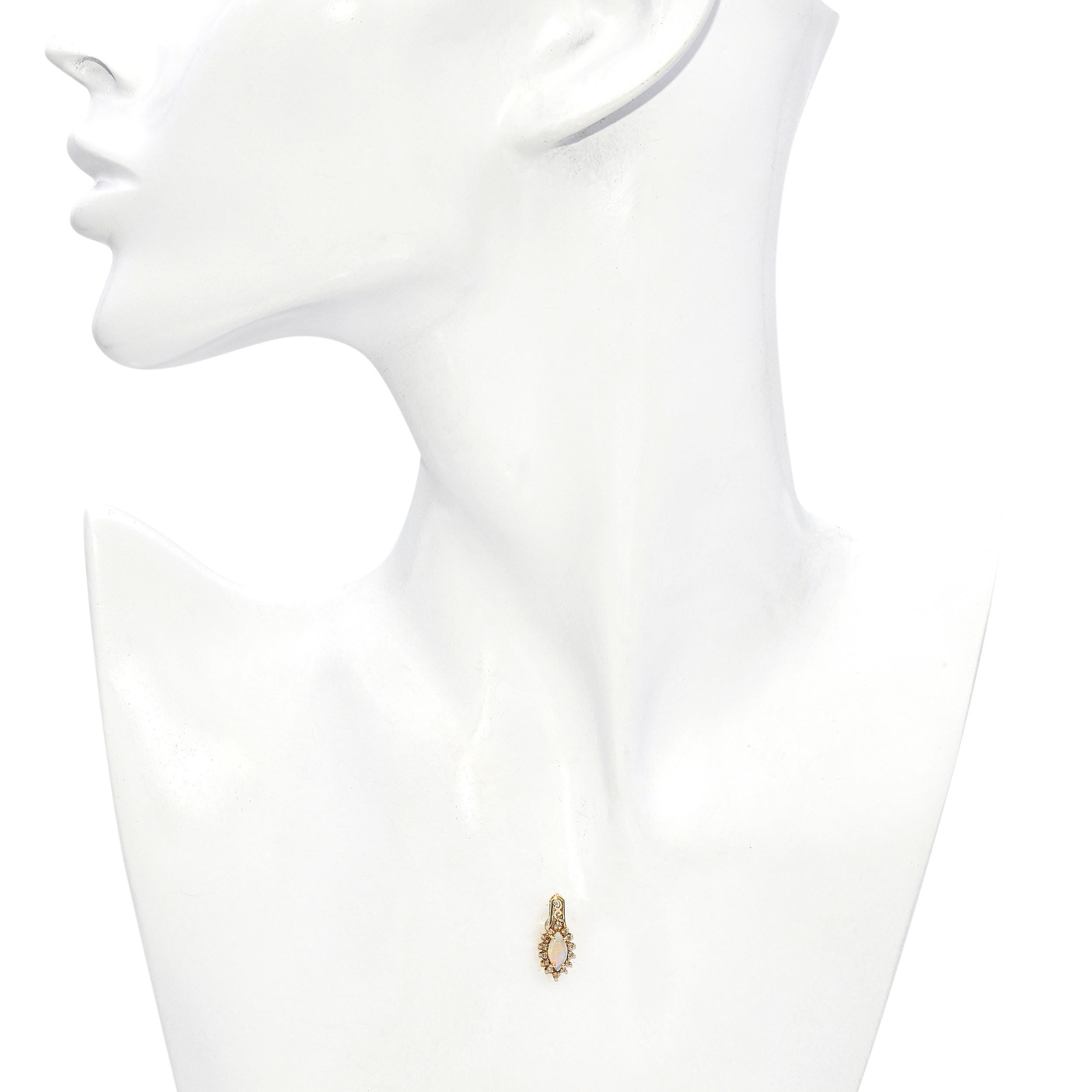 Romantico Ciondolo d'epoca in oro giallo 14k con opale australiano e diamanti in vendita