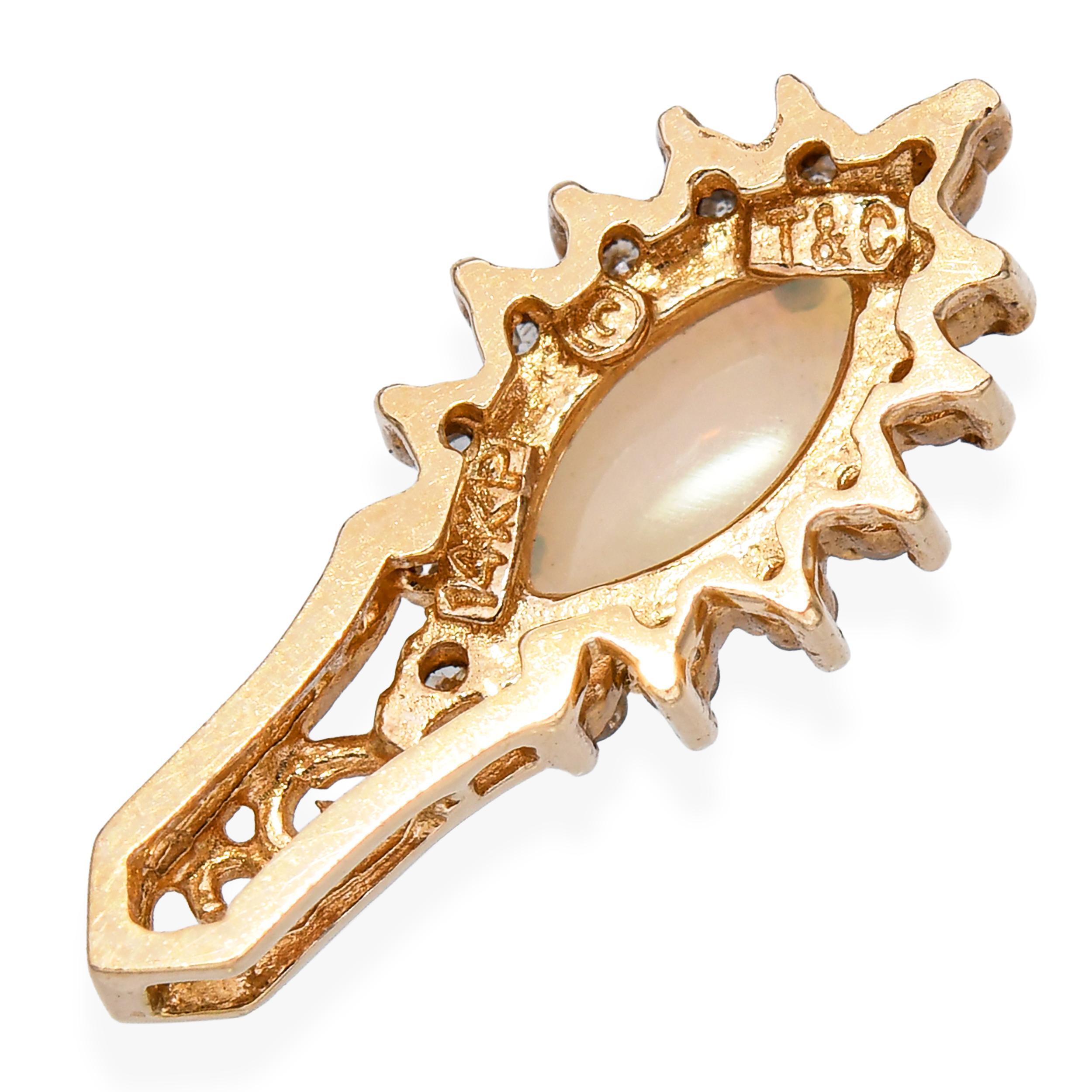 Ciondolo d'epoca in oro giallo 14k con opale australiano e diamanti In condizioni buone in vendita a New York, NY