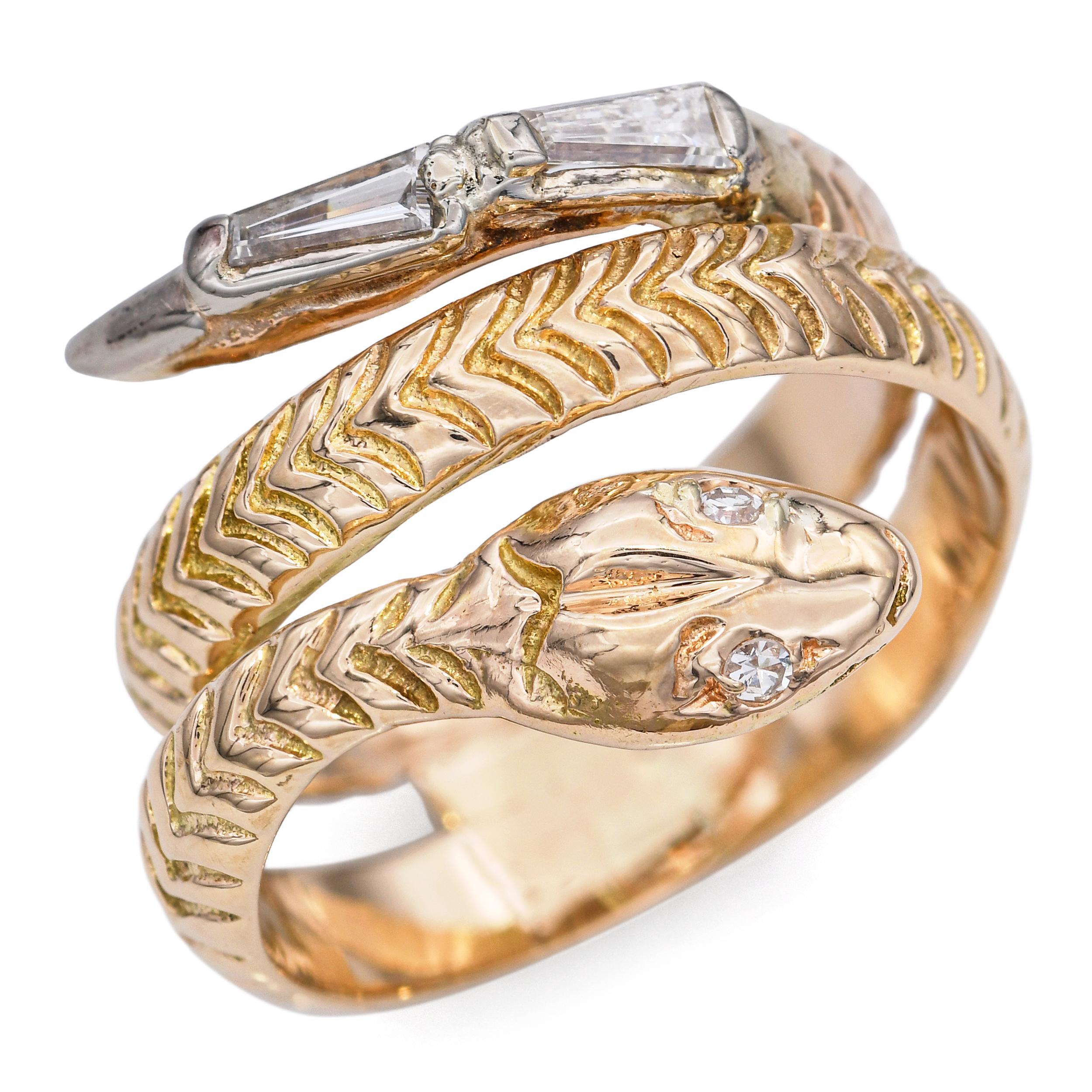 Un anello di grande effetto disegnato come un serpente arrotolato, con dettagli intricati e diamanti scintillanti incastonati come occhi. Il corpo presenta un motivo strutturato, sapientemente realizzato in oro. La coda è ornata da diamanti taglio
