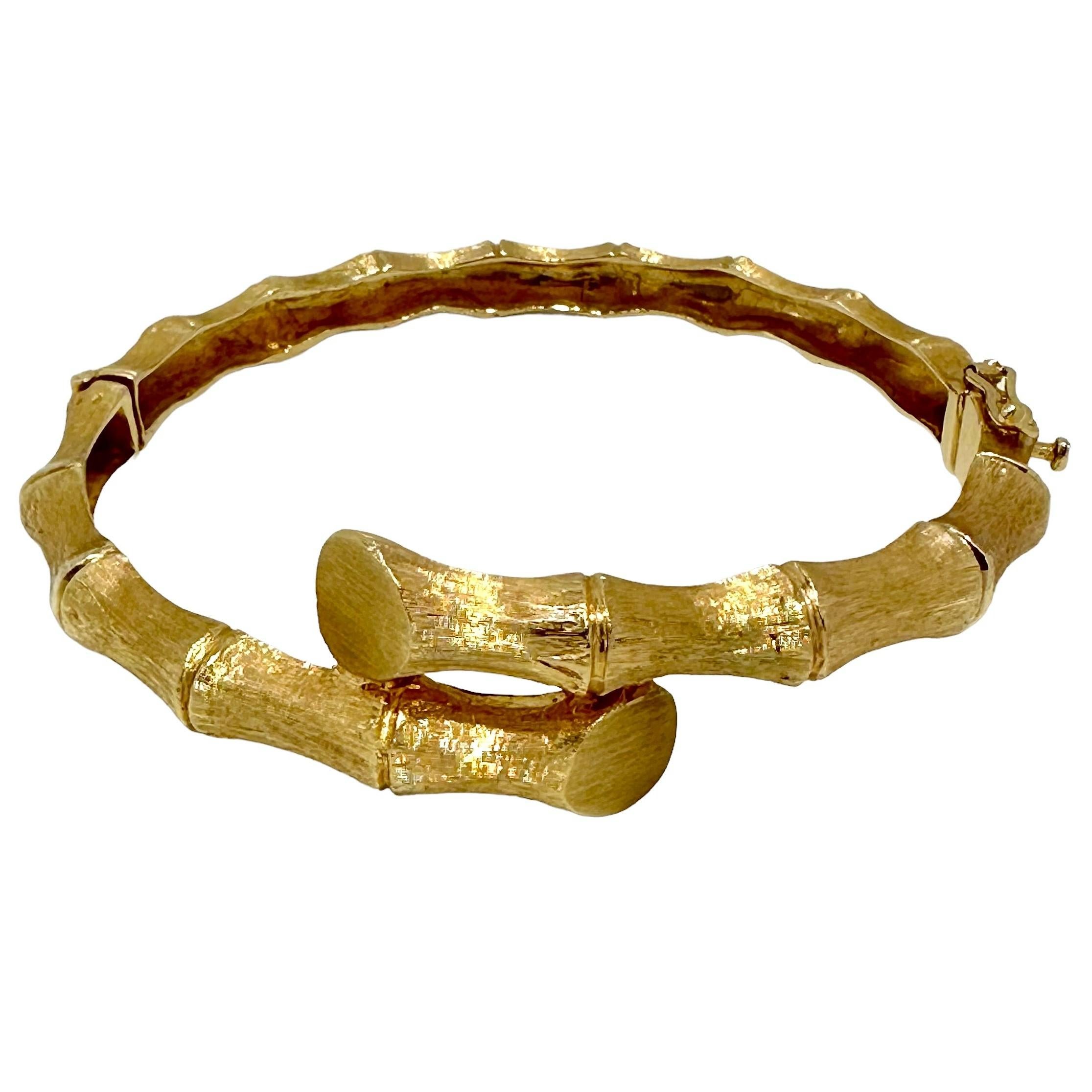 Dieser hübsche Armreif mit Bambusmotiv aus 14 Karat Gelbgold mit Scharnier ist ein schönes Beispiel für dieses Genre. Vorne, in der Mitte, misst das Armband fast 3/4 Zoll in der Breite und verjüngt sich hinten auf 1/4 Zoll. Jede Oberfläche ist