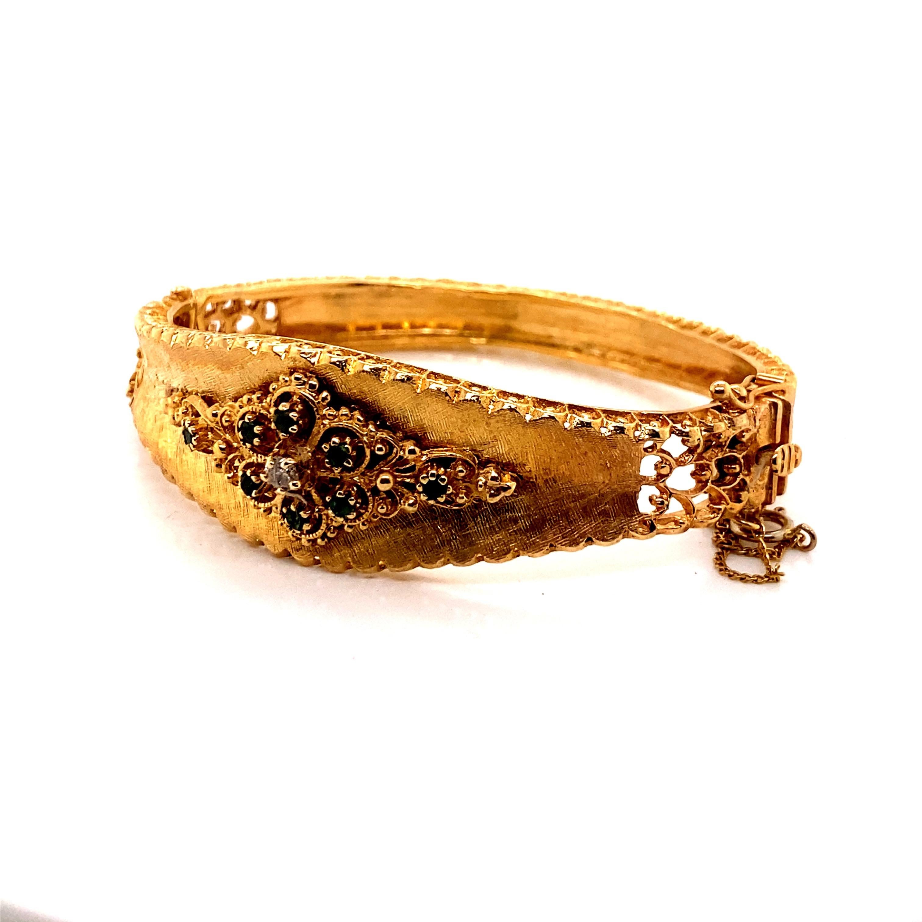 Bracelet vintage en or jaune 14K avec diamant et émeraudes - Le bracelet mesure 20,6 mm de large sur le dessus et s'amincit à 7,5 mm sur le dessous. Le diamant pèse environ .10ct et l'émeraude pèse environ .20ct au total. Le diamètre intérieur est