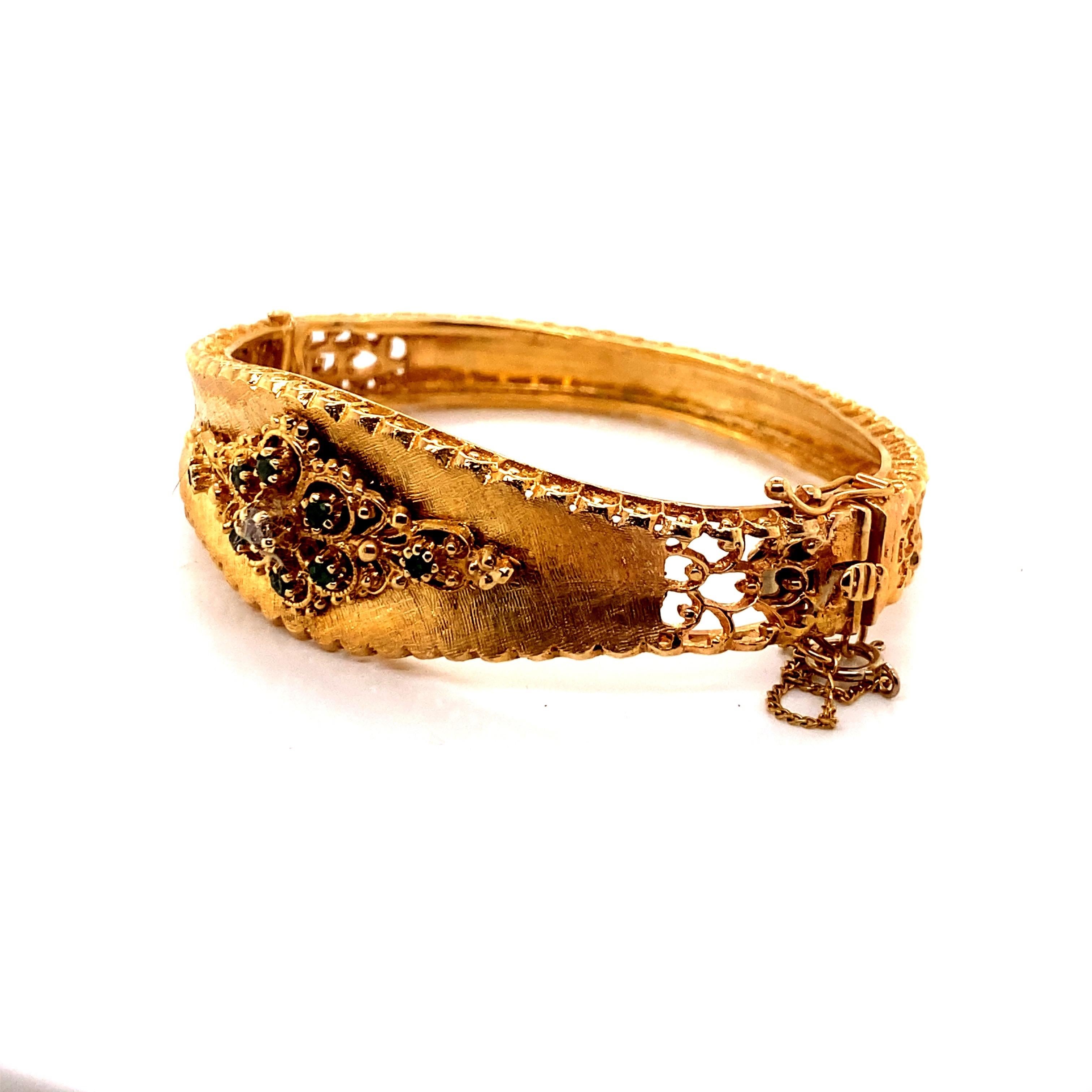 Rétro Bracelet jonc vintage en or jaune 14 carats avec diamants et émeraudes en vente