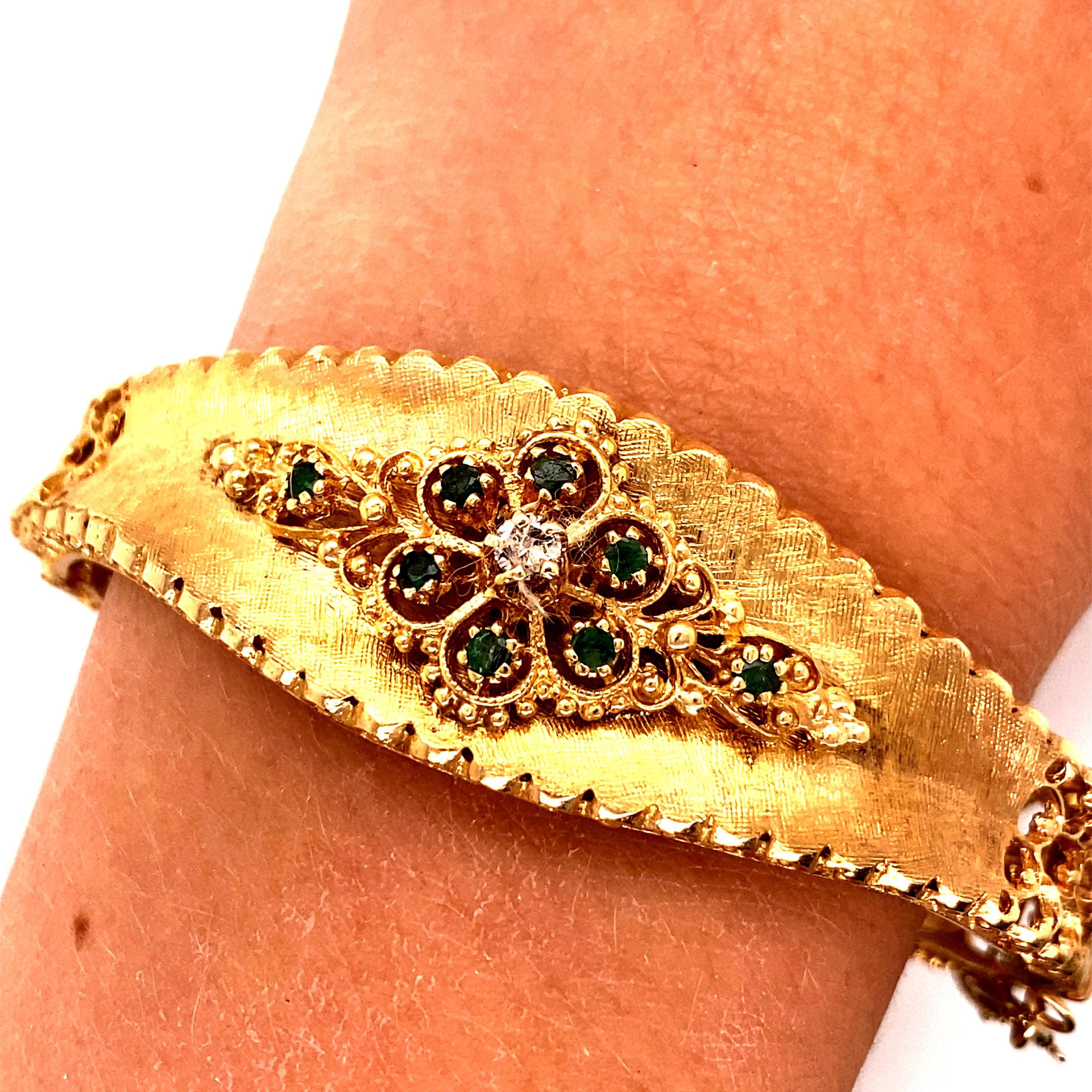 Taille ronde Bracelet jonc vintage en or jaune 14 carats avec diamants et émeraudes en vente