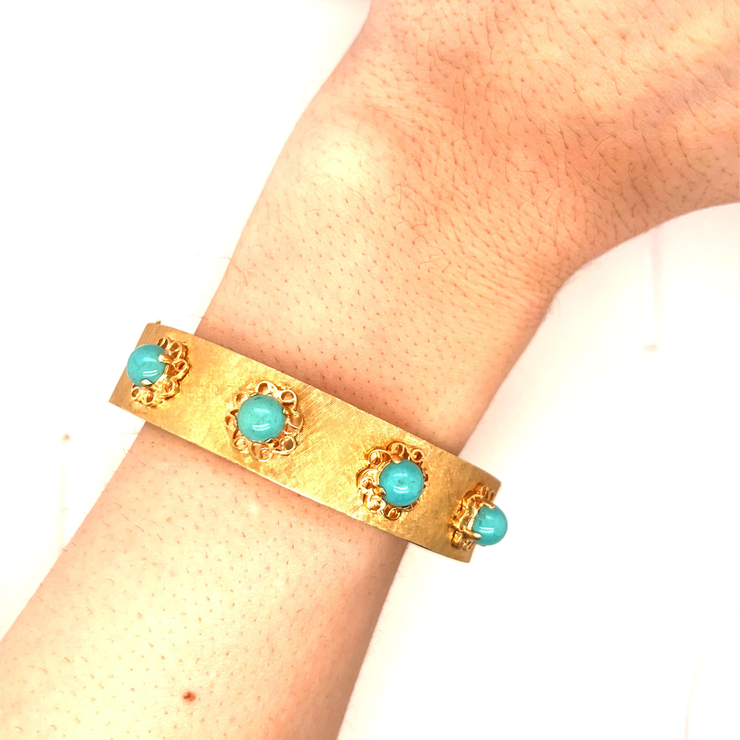 Bangle d'oro giallo 14k vintage con turchese. 

Il braccialetto in oro pesante con finitura spazzolata Florentine misura poco più di 1/2