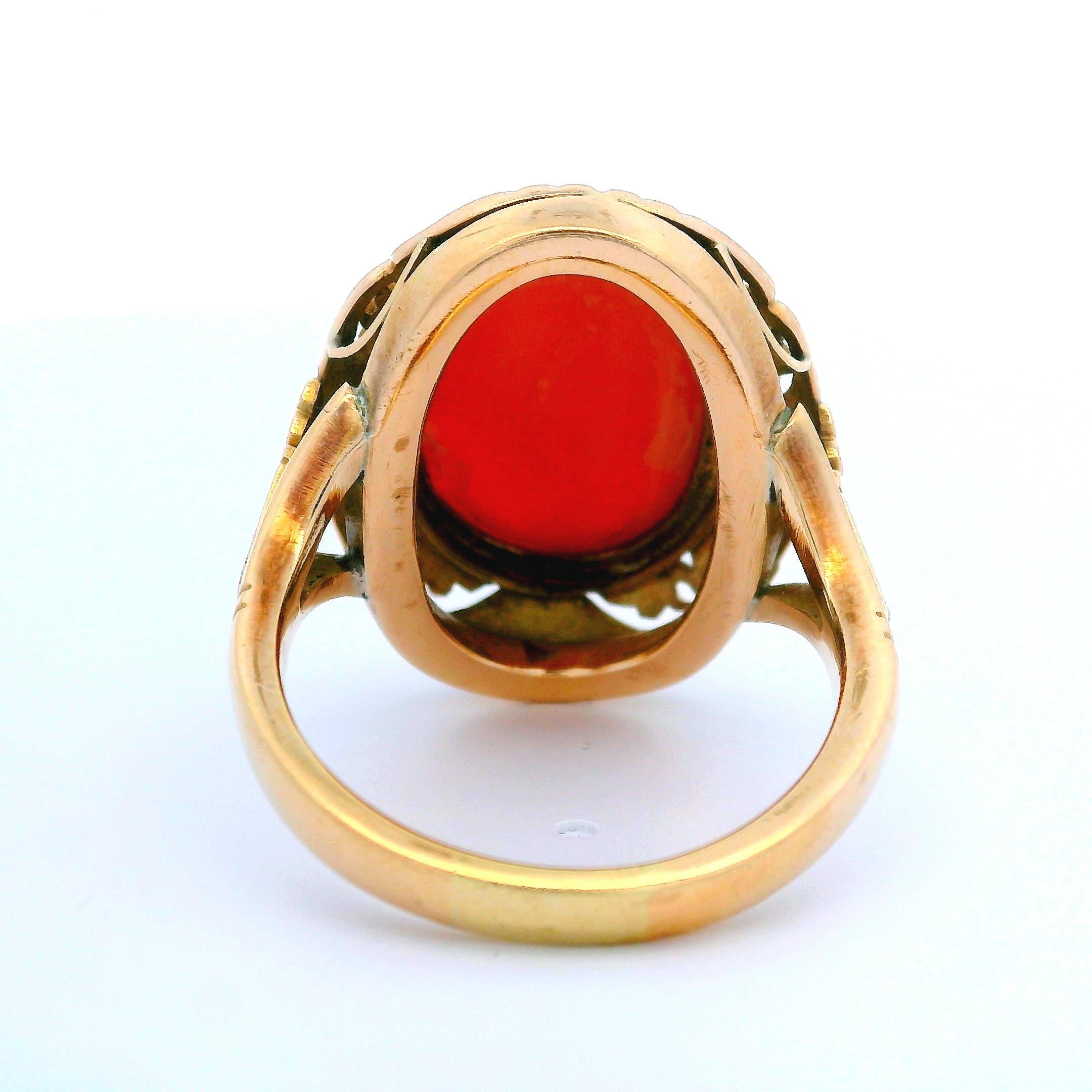 Vintage 14k Yellow Gold Bezel Coral Cabochon Etched & Open Floral Work Ring In Excellent Condition For Sale In Montclair, NJ