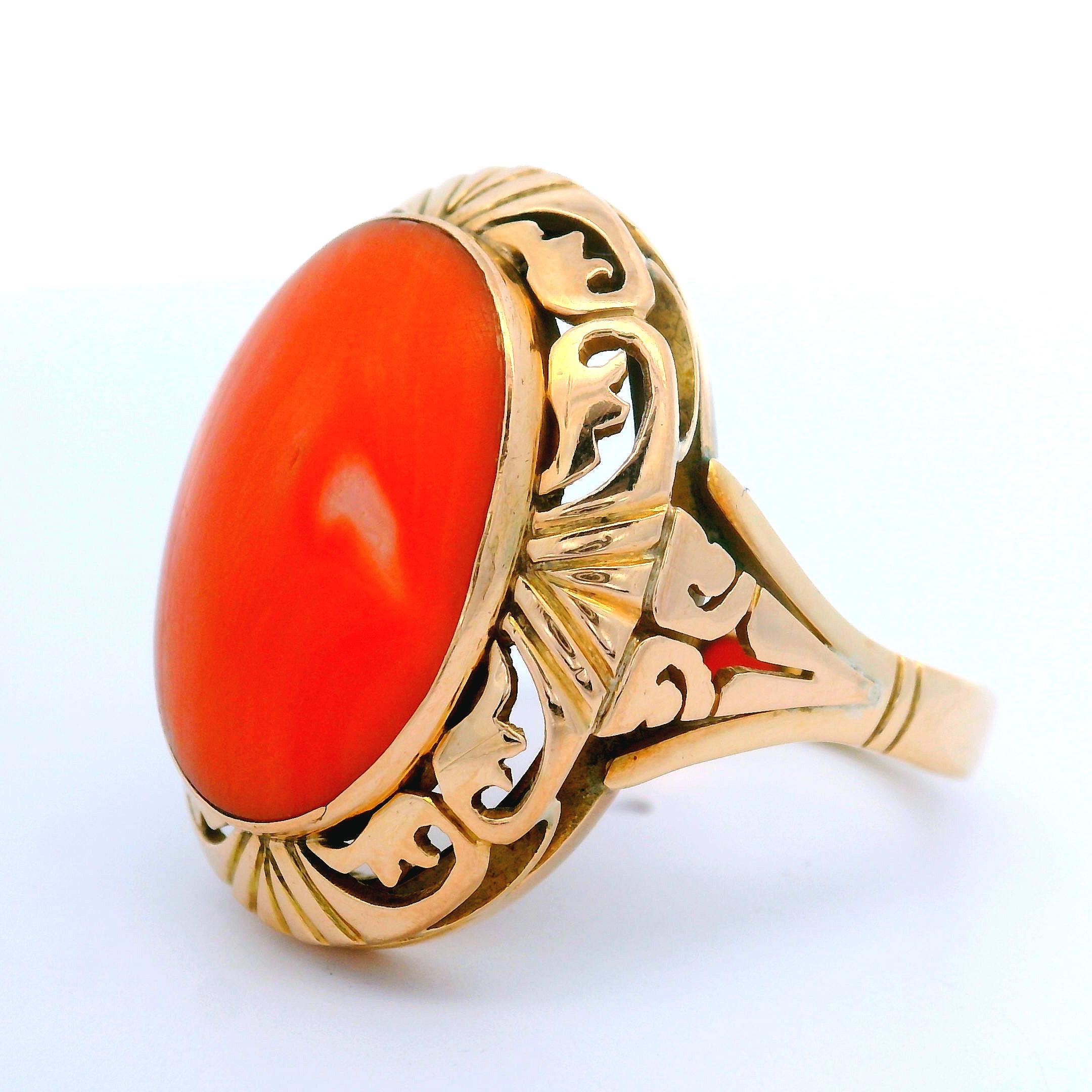 Women's Vintage 14k Yellow Gold Bezel Coral Cabochon Etched & Open Floral Work Ring For Sale