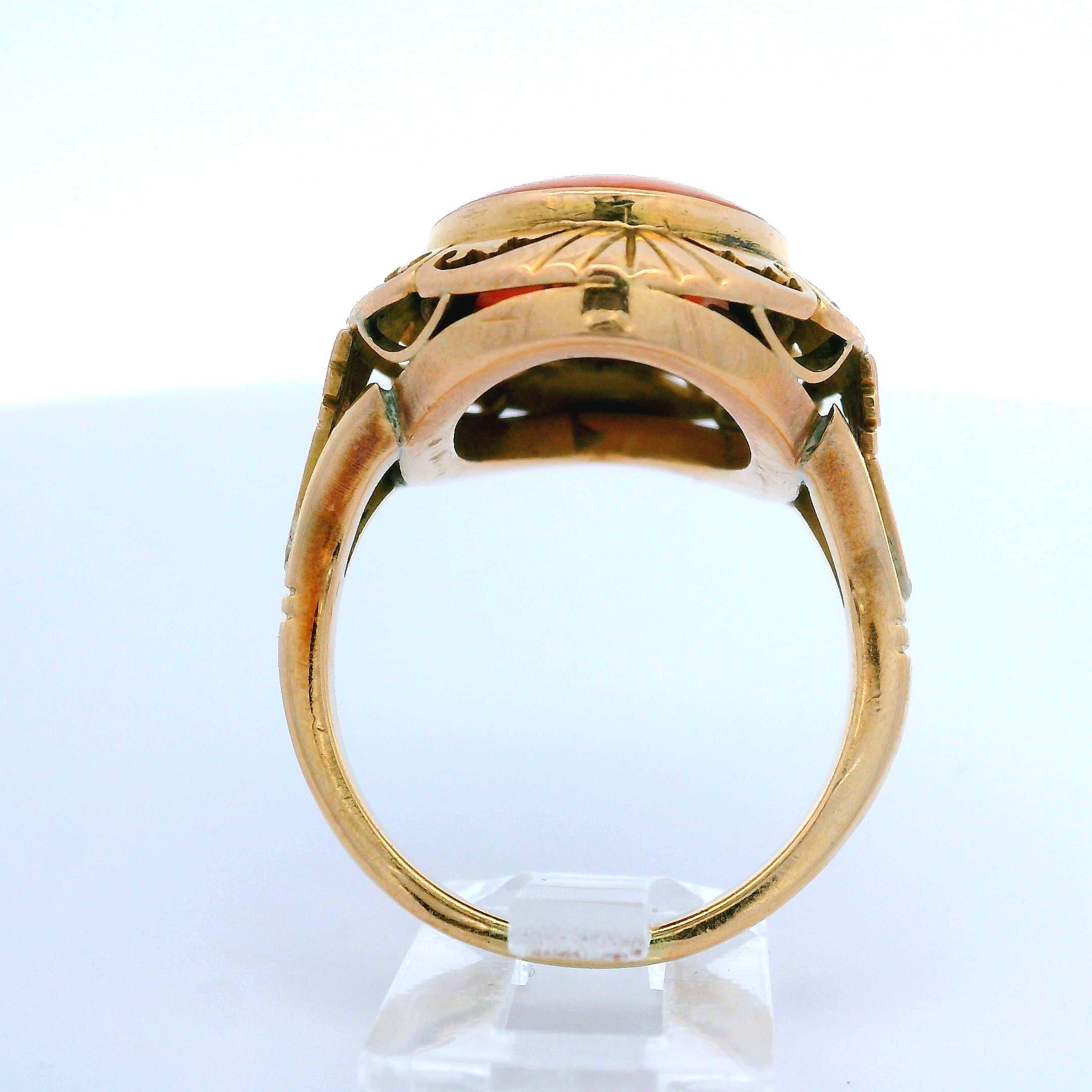 Vintage 14k Yellow Gold Bezel Coral Cabochon Etched & Open Floral Work Ring For Sale 1