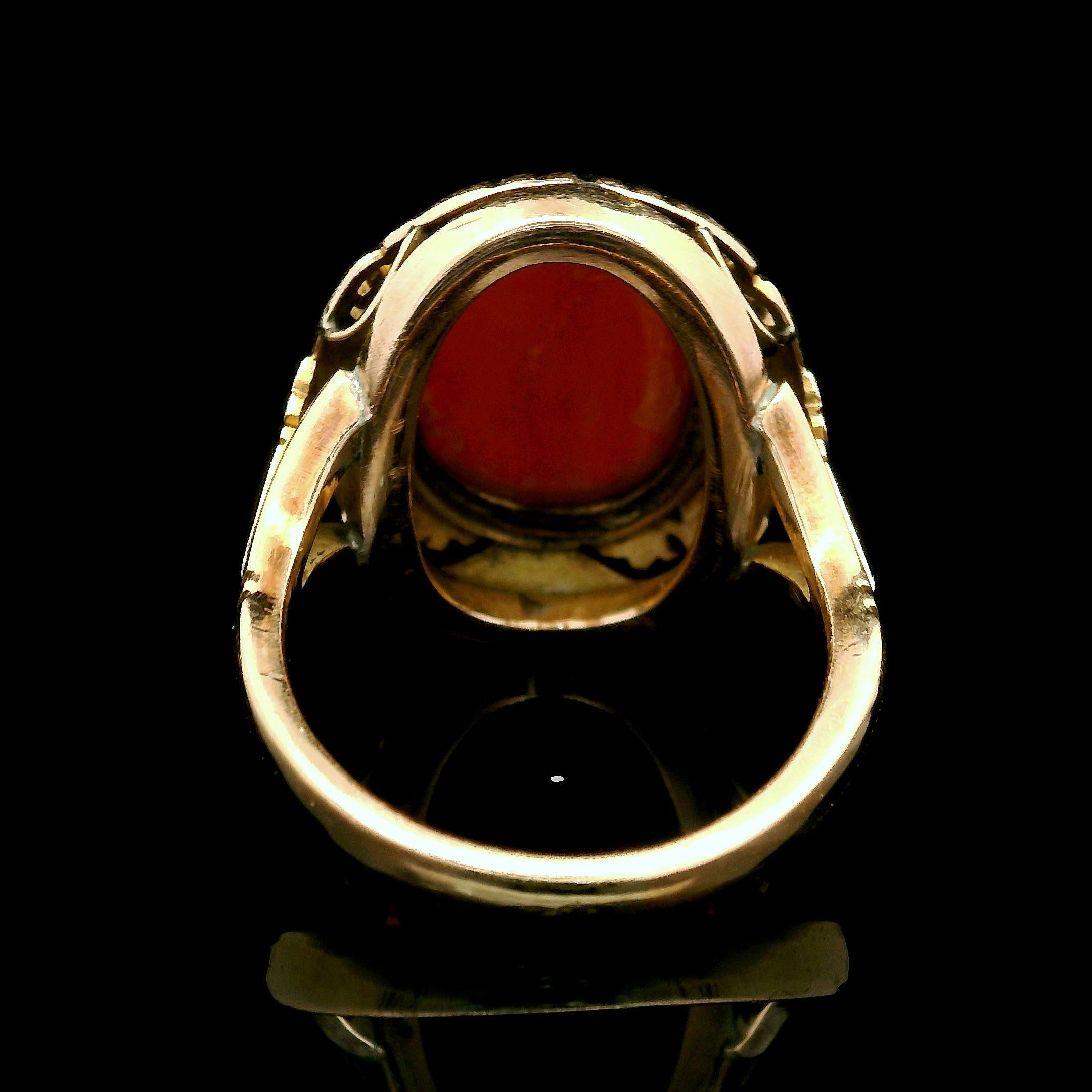 Vintage 14k Yellow Gold Bezel Coral Cabochon Etched & Open Floral Work Ring For Sale 2
