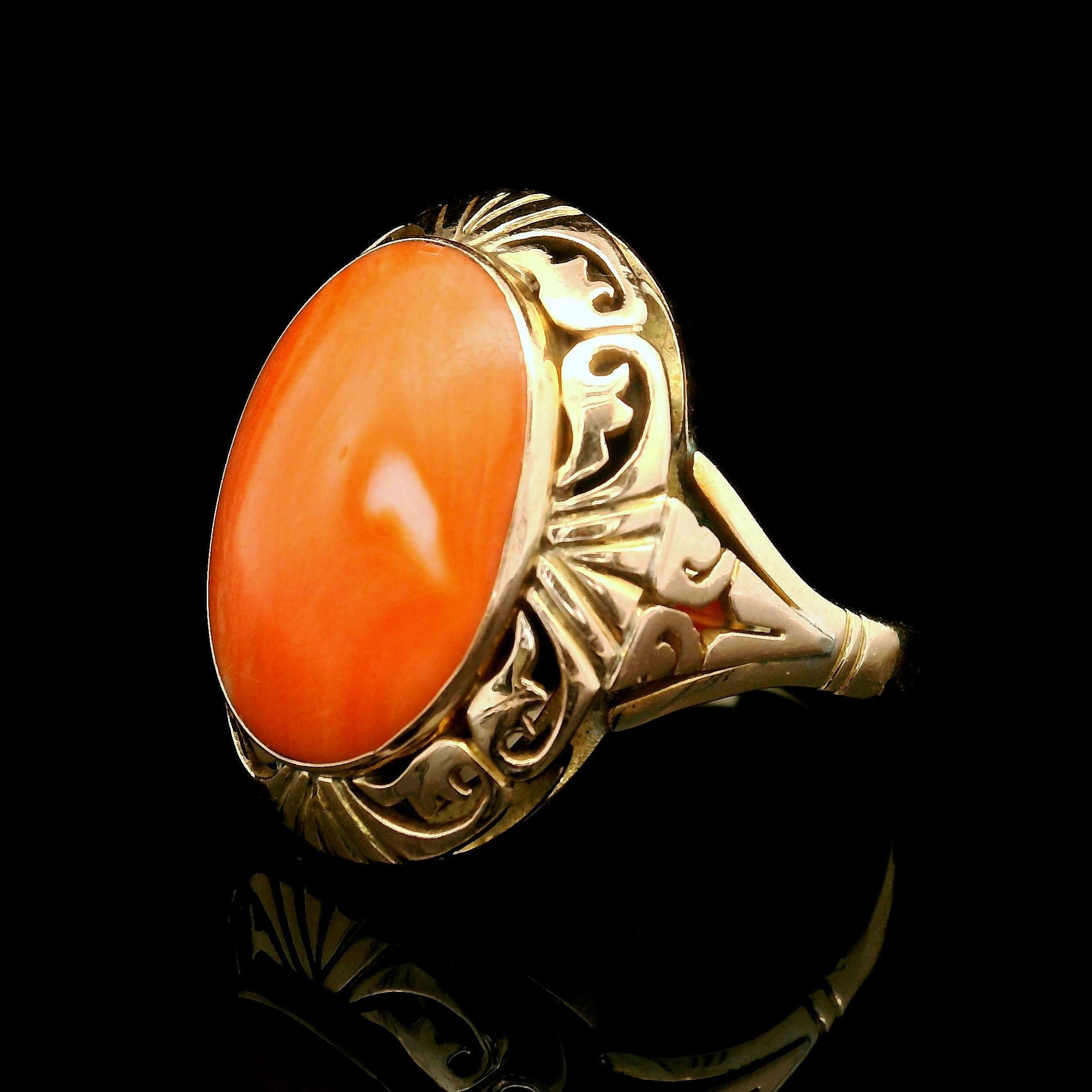 Vintage 14k Yellow Gold Bezel Coral Cabochon Etched & Open Floral Work Ring For Sale 3