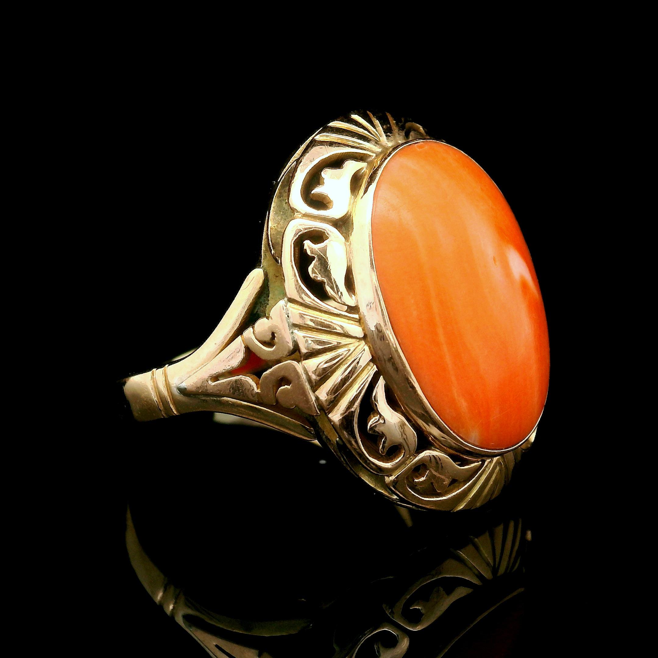 Vintage 14k Yellow Gold Bezel Coral Cabochon Etched & Open Floral Work Ring For Sale 5
