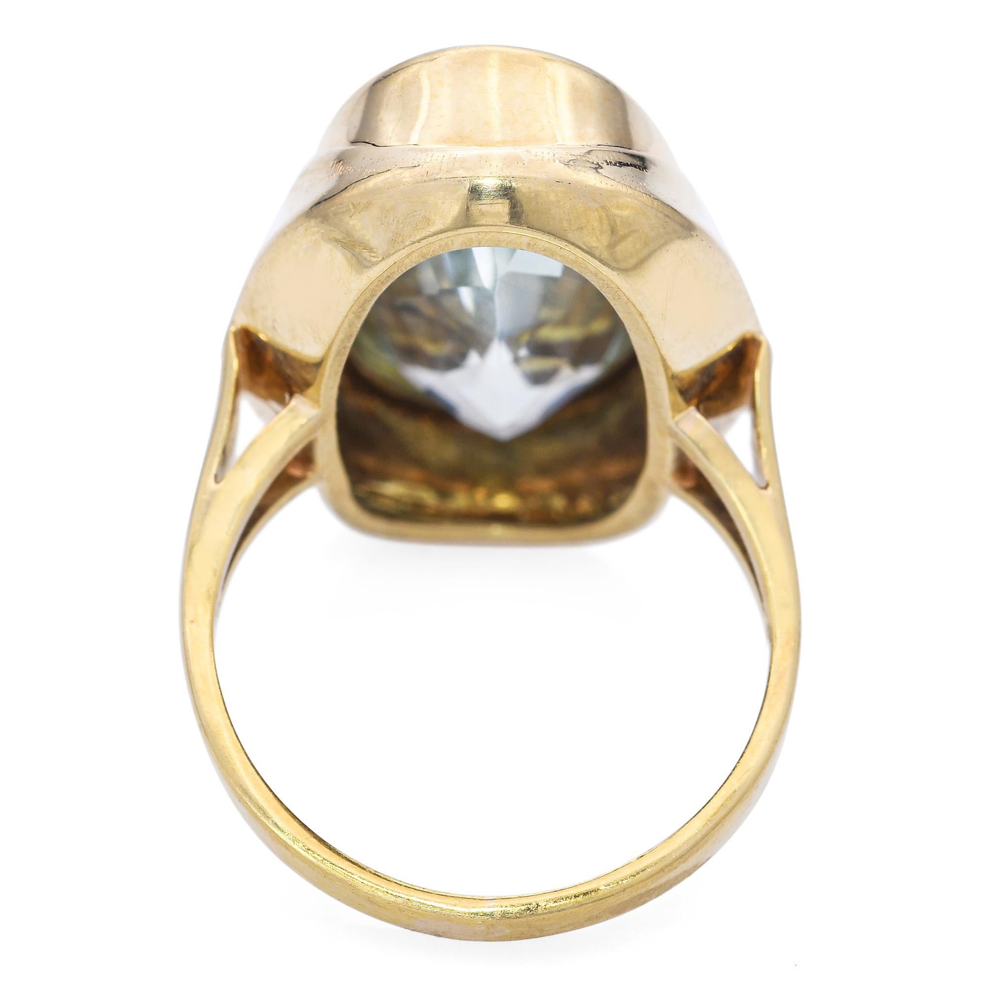 Vintage 14k Yellow Gold Bezel Set Aquamarine Ring In condizioni buone in vendita a New York, NY