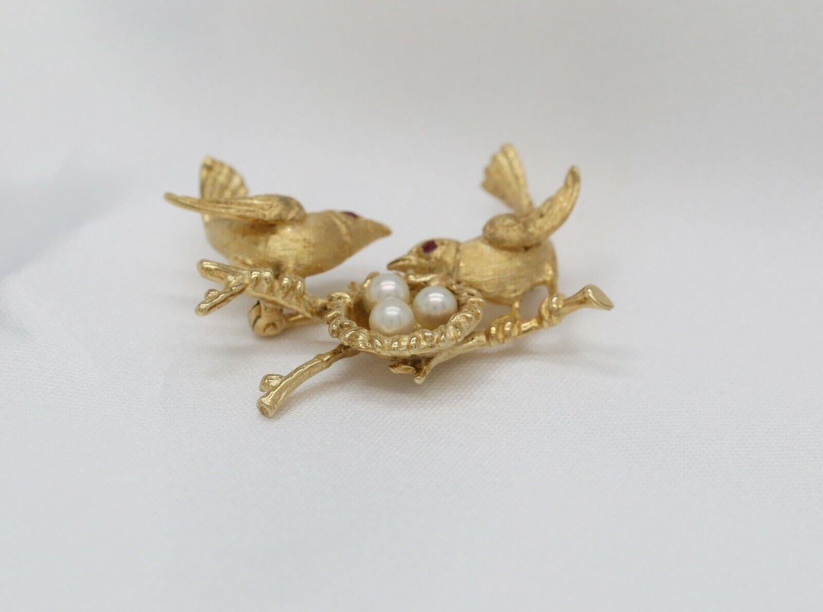 Vintage 14k Yellow Gold Birds & Pearl Nest Brooch Pin - 8.0g In Good Condition For Sale In Providence, RI