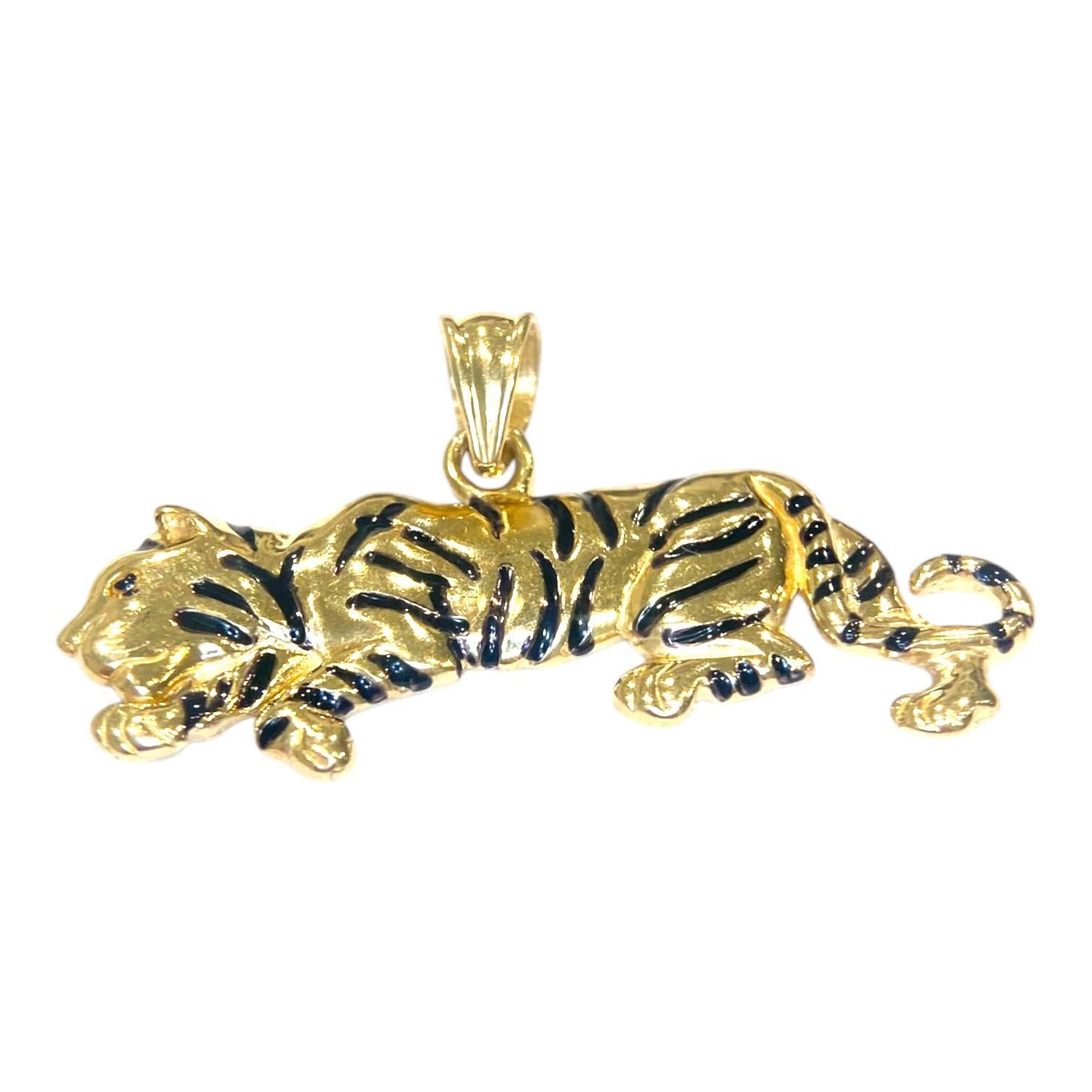 Pendentif tigre vintage en or jaune 14k avec détails en émail. Le motif représente un tigre rôdant avec des rayures complexes en émail noir, évoquant le mouvement et la force. Le pendentif est muni d'une attache polie qui permet de l'attacher