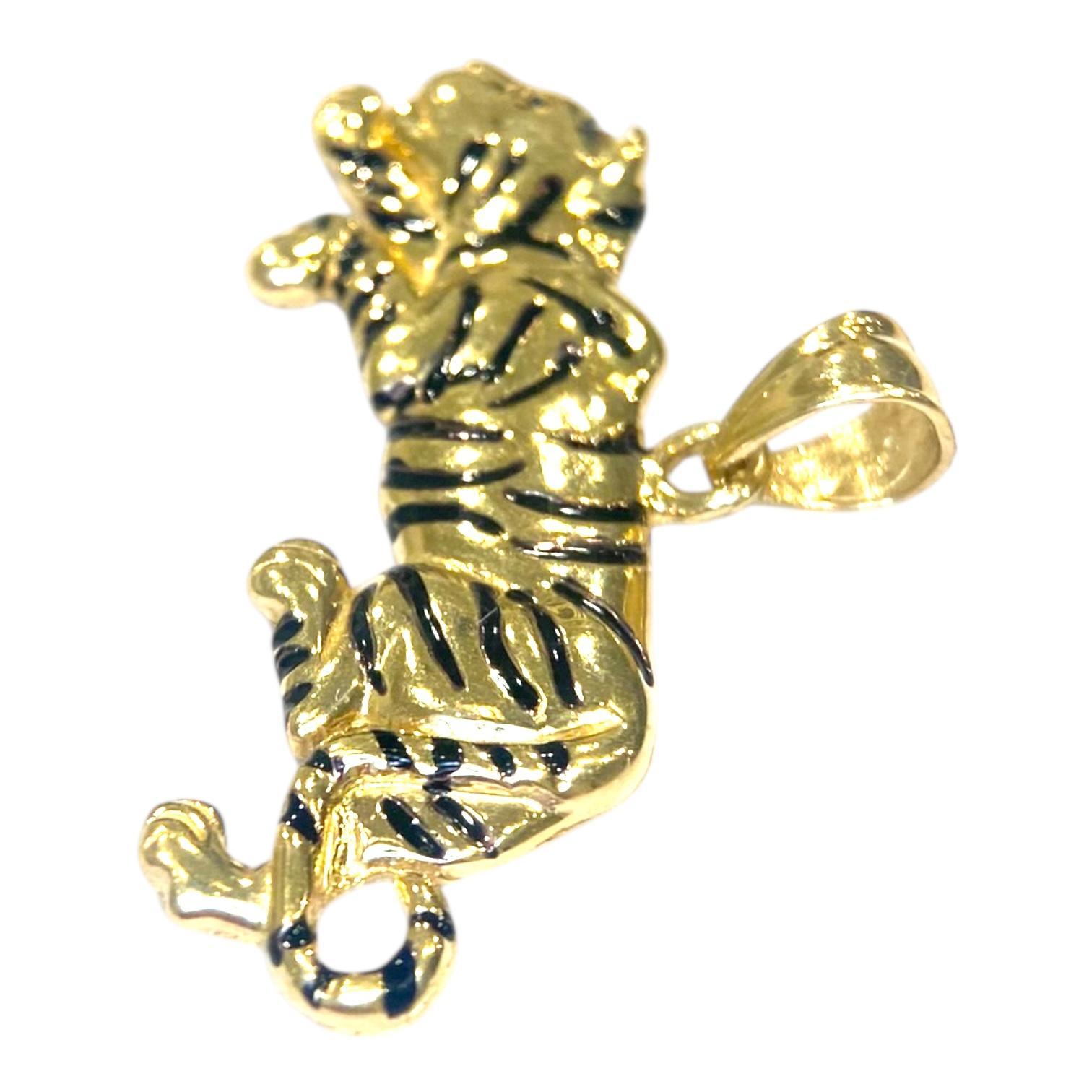 Contemporain Pendentif vintage en or jaune 14K avec un tigre en émail noir en vente