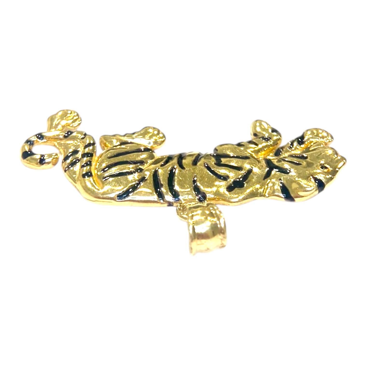 Pendentif vintage en or jaune 14K avec un tigre en émail noir Bon état - En vente à Henderson, NV
