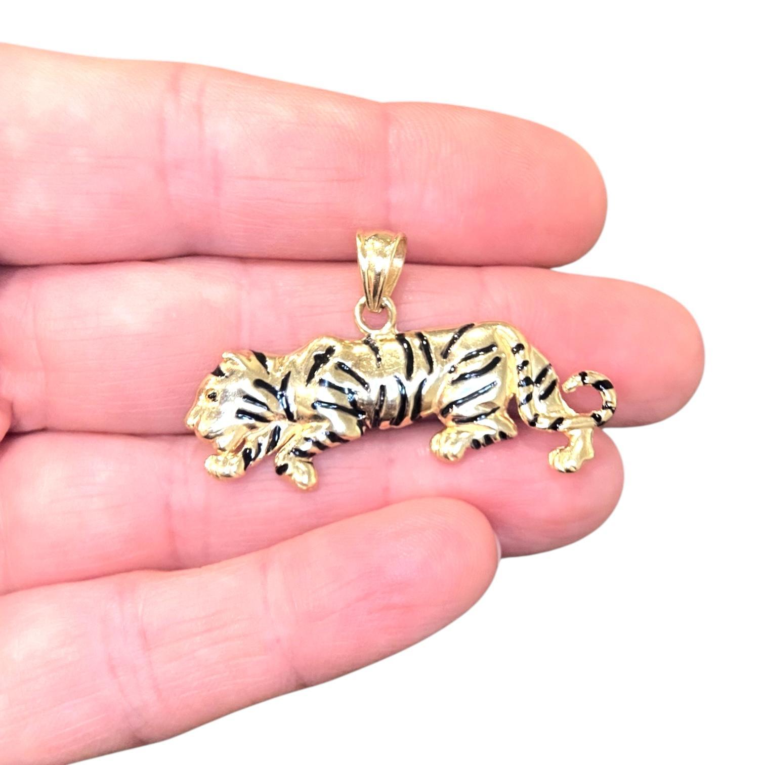 Pendentif vintage en or jaune 14K avec un tigre en émail noir en vente 3
