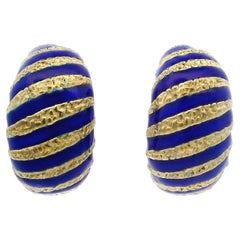 Pendientes de oro amarillo de 14k con esmalte azul y rayas de clip