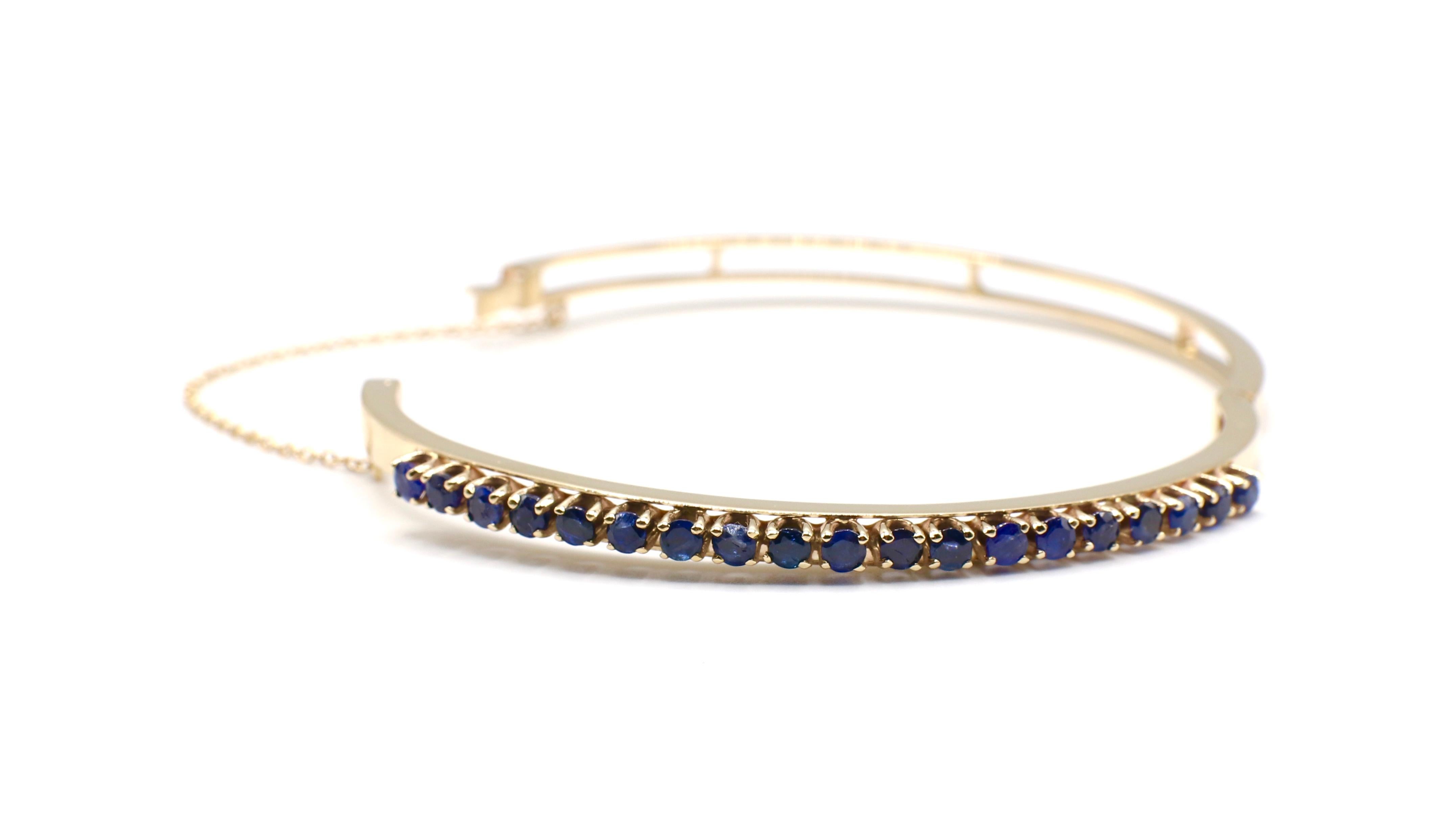 Round Cut Vintage 14 Karat Yellow Gold Blue Sapphire Hinged Bracelet Bangle