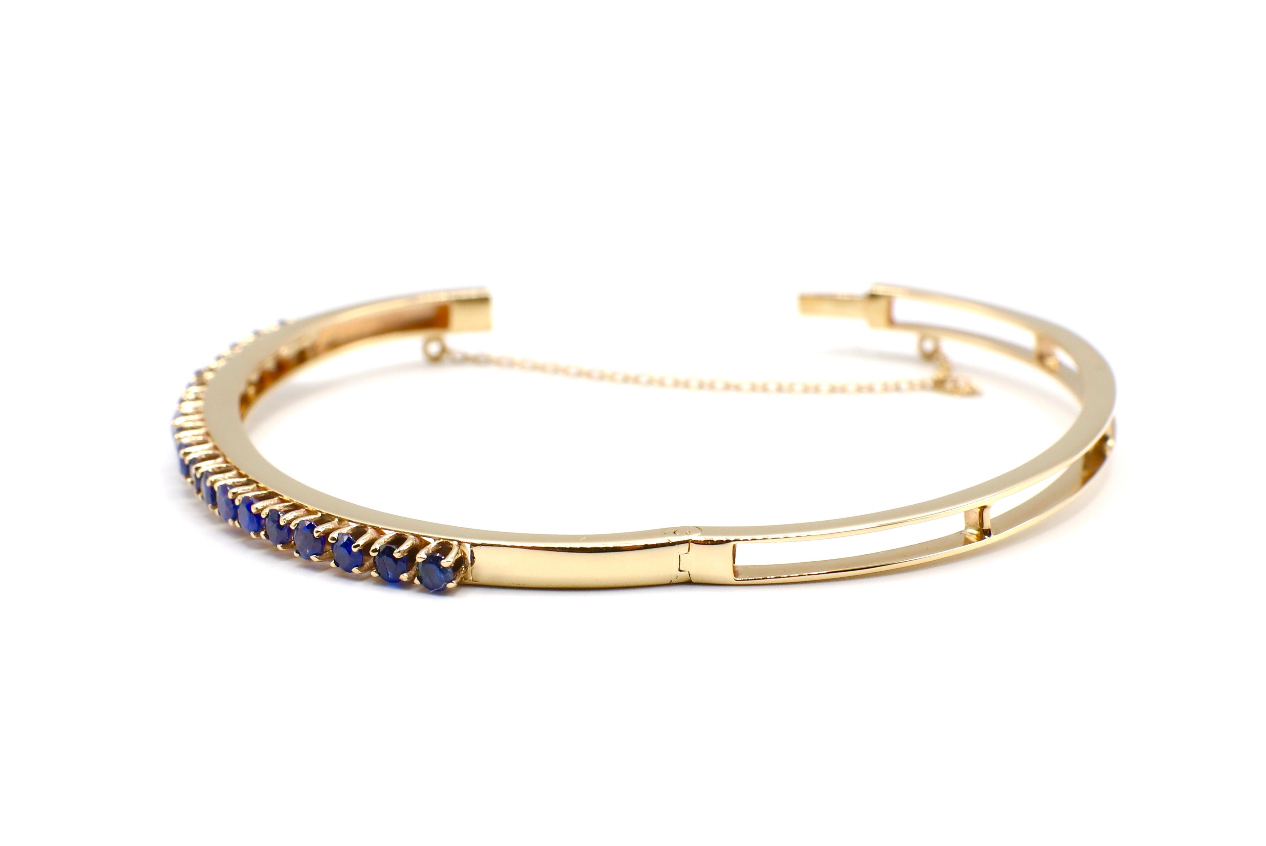 Vintage 14 Karat Yellow Gold Blue Sapphire Hinged Bracelet Bangle In Good Condition In  Baltimore, MD