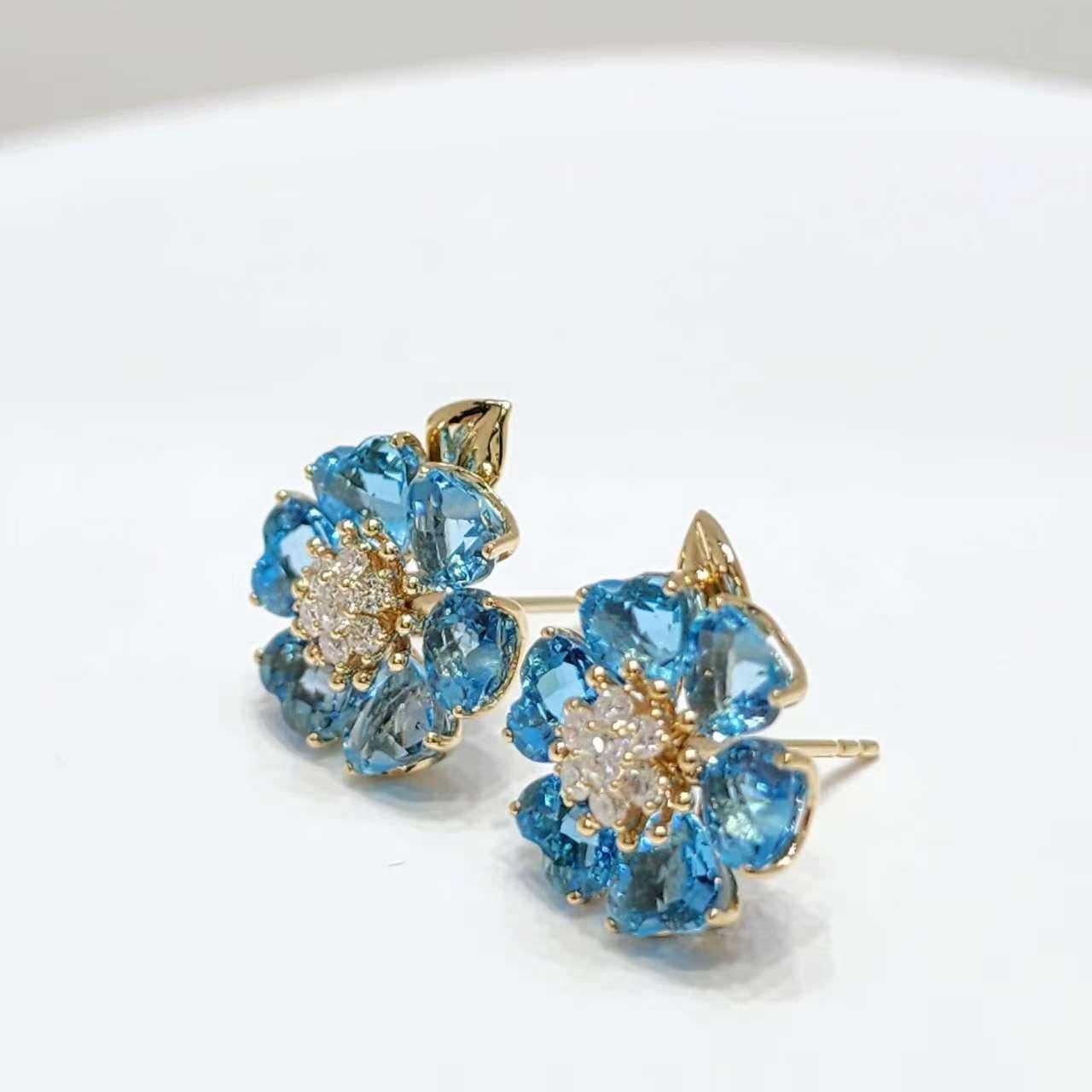 Art Déco Orecchini d'epoca in oro giallo 14K con fiori di topazio blu e diamanti in vendita