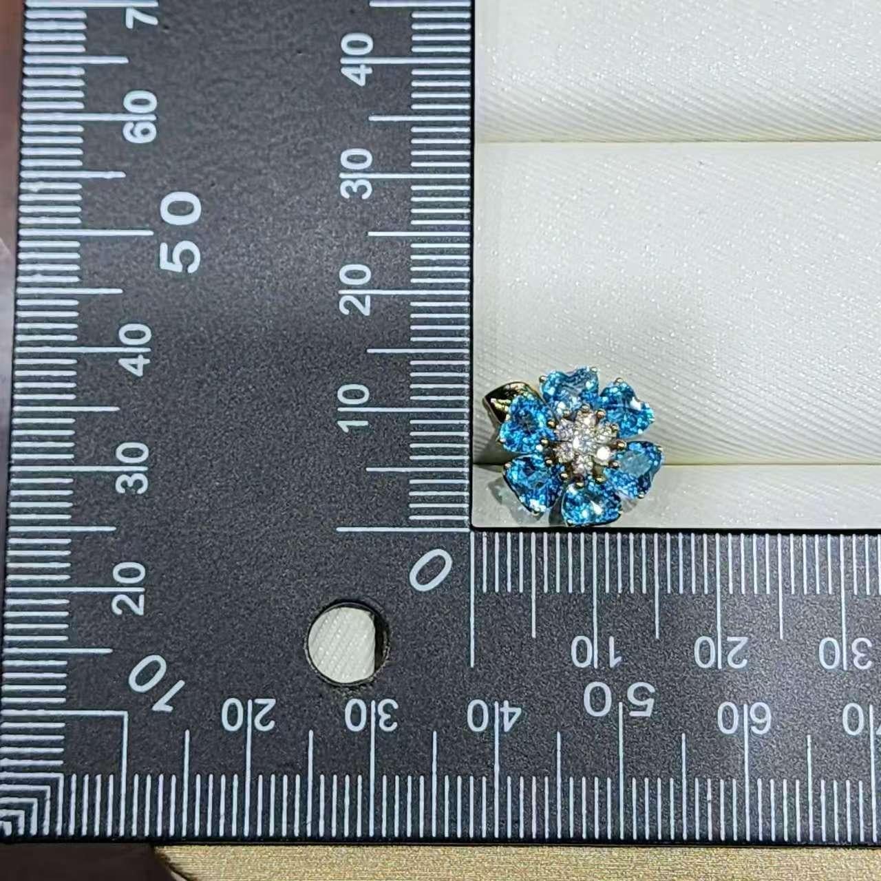 Orecchini d'epoca in oro giallo 14K con fiori di topazio blu e diamanti In condizioni Nuovo in vendita a Hong Kong, HK