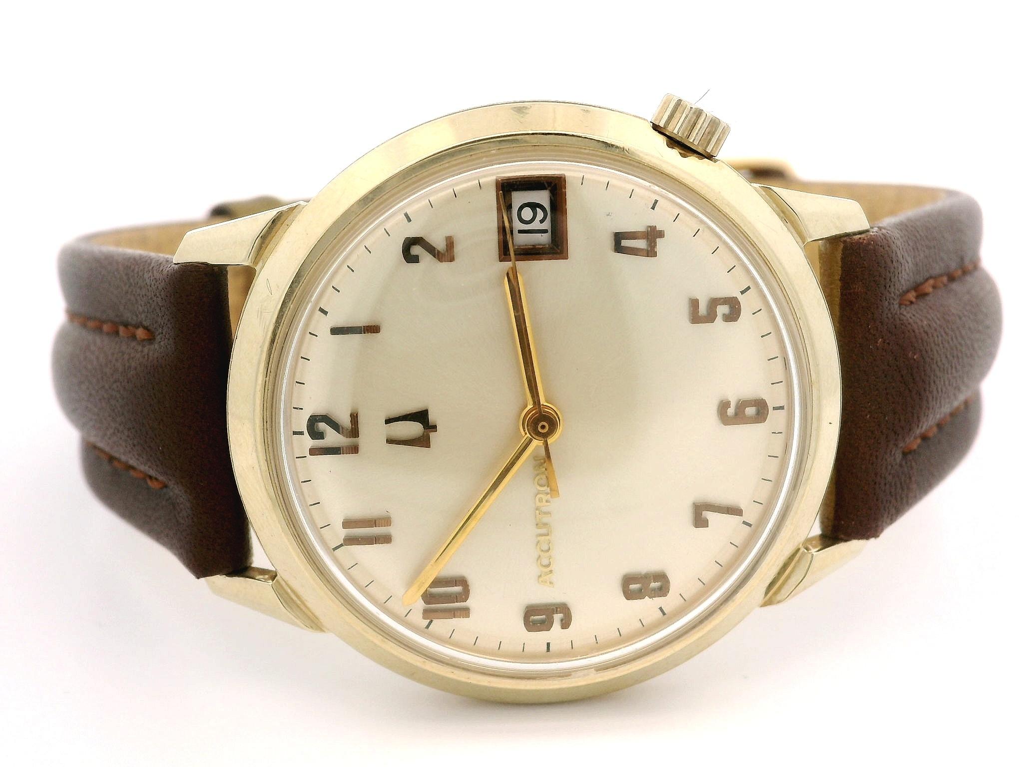 Vintage 14k Yellow Gold Bulova Accutron 34mm Date Quartz Wrist Watch Ref. M9 For Sale 4